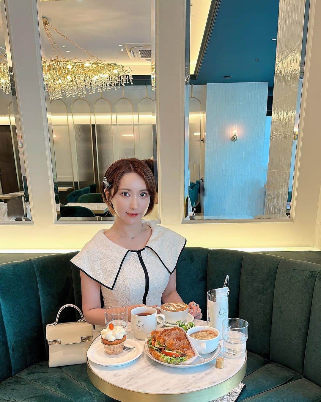 桐生美希のインスタグラム：「カフェ可愛かった💙 予約すると広めの丸テーブルに 優先して案内してもらえるみたい☺️おすすめです❣️  #銀座カフェ#フレンチガーリーカフェ#delvauxtempete#韓国カフェ#ショートヘアー女子」