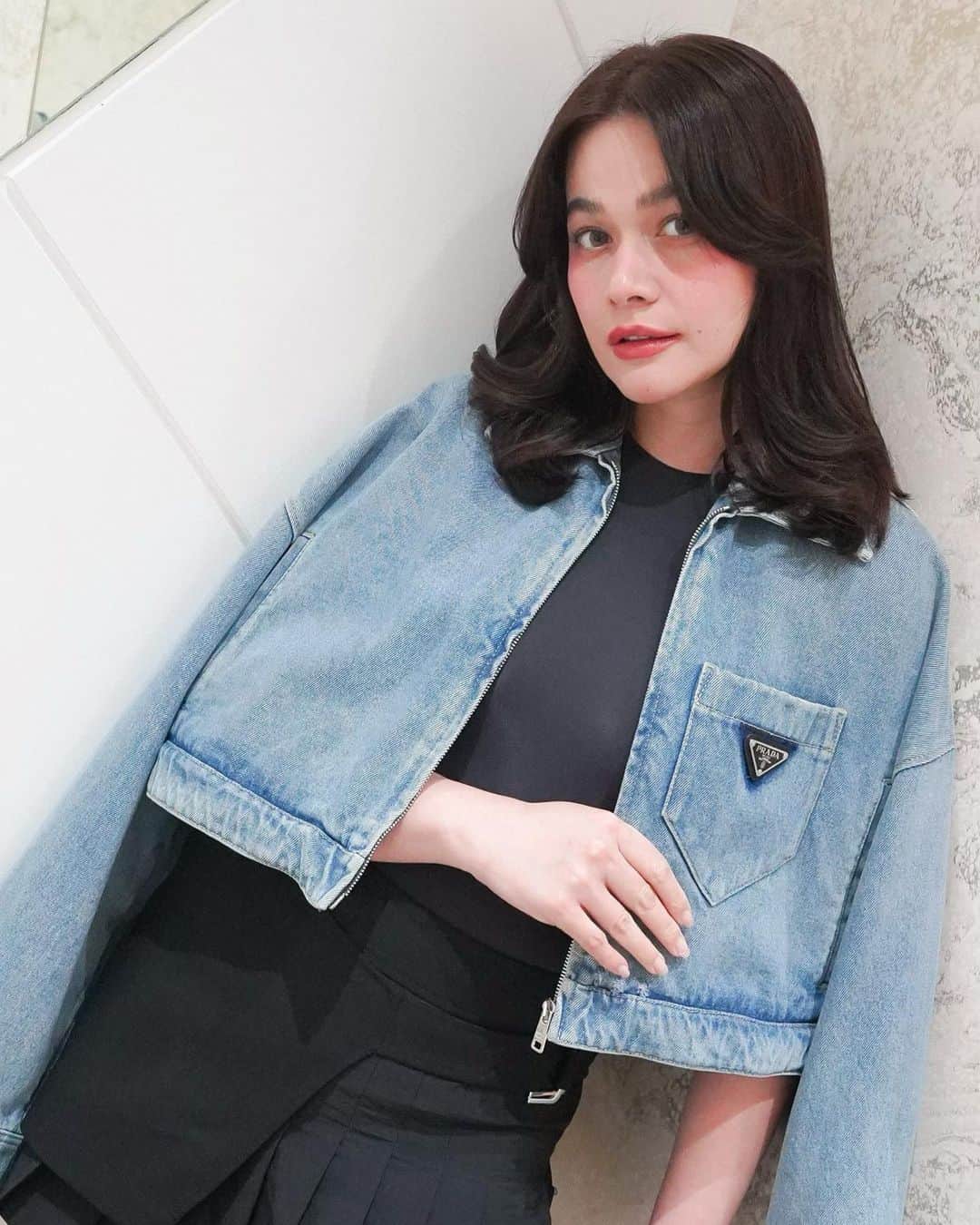 ベア・アロンゾのインスタグラム：「The design is very gen Z 🤣 I always enjoy my aivee days with a little bit of awrahan 💗 @theaiveeclinic  📸 @xtiancarreon」