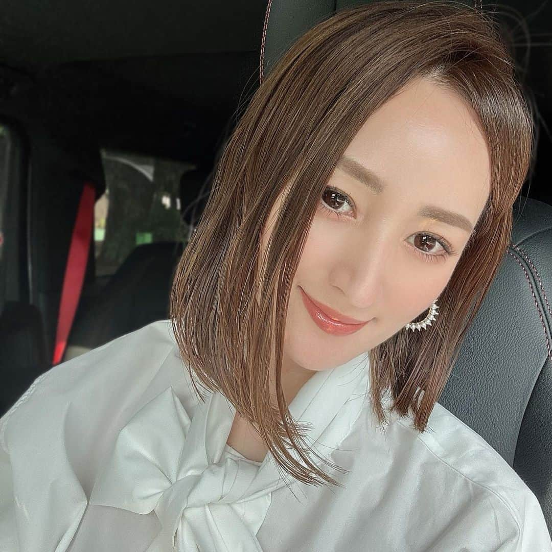 星玲奈さんのインスタグラム写真 - (星玲奈Instagram)「ばっさり💇🏻‍♀️  20cmほど切ったので 傷んだところがほぼいなくなりました😍 この長さ、実はロングより落ち着くのかも…❤️ 今回、YouTube撮影で 夫 @gorosurf にカットと白髪ぼかしカラーのハイライトを入れてもらっている姿を収めまして😊 公開は少し先になりますが よく聞かれるご質問にたっぷりと答えております😊  そしてそして。 こうして写真を撮っていると すこぶる肌の調子がよいなと🥹❤️ 少し前に、 @nexus_clinic で3回目のポテンツァを受けてきて ダウンタイムも終えたところのつるりん状態🥚 ポテンツァ、私はとっても合っていて 今まで揺らぎがちだった吹き出物の出現率が断然低くなった！！ そしてやはり、 毛穴の開きや、昔できたニキビによる凹凸もちゃんと盛り上がってくれるのに特化しているのも頼もしい🥹❤️ これは私にとって欠かせない美容の施術🙌🏻  いつもいつも混み合っている大人気の @nexus_clinic 、 5月に同じビル内の別フロアにスキンフロアがオープンして 以前より予約が取りやすくなったのが嬉しすぎる😍❤️ 月一で、毛穴の中の汚れをとるハイドラもしたいし 定期的にちゃんとポテンツァも続けたい！ もう美容医療に頼らないのは はっきり言いまして、、無理です笑 何もしてないんですー🥹 とは、全く言えません笑  できる範囲でちゃんとお手入れしていると ちゃんと効果を出してくれる。 年齢はみんな重ねていくものだけど その時々なりに、自分の気持ちが上がるような肌状態でいたいなと思うので😌 これからもコツコツと、 でも不自然にならないように（これも大事🥹）お手入れは続けたいと思います✨  最近自分でインスタライブなどを見ていて おでこのシワが目立ってきたなーと思ったので😅😅 そろそろ @dr.tomoko_antiaging 先生にボトックスをお願いしようと思います☺️  ・ #newhair  #ボブヘア #白髪ぼかし  #ポテンツァ#ネクサスクリニック」6月7日 22時30分 - reinahoshi1015