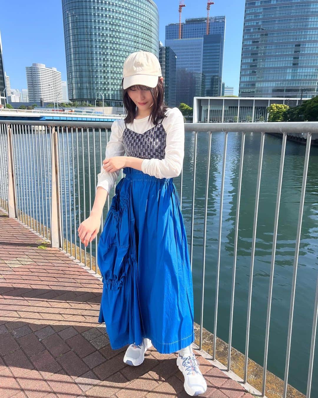 福岡聖菜のインスタグラム：「よこはま🧢🫶🏻  skirt:#houga  sneaker:#on   #せいちゃんの私服日記 #スポーティーコーデ #スニーカーコーデ #ブルーコーデ」