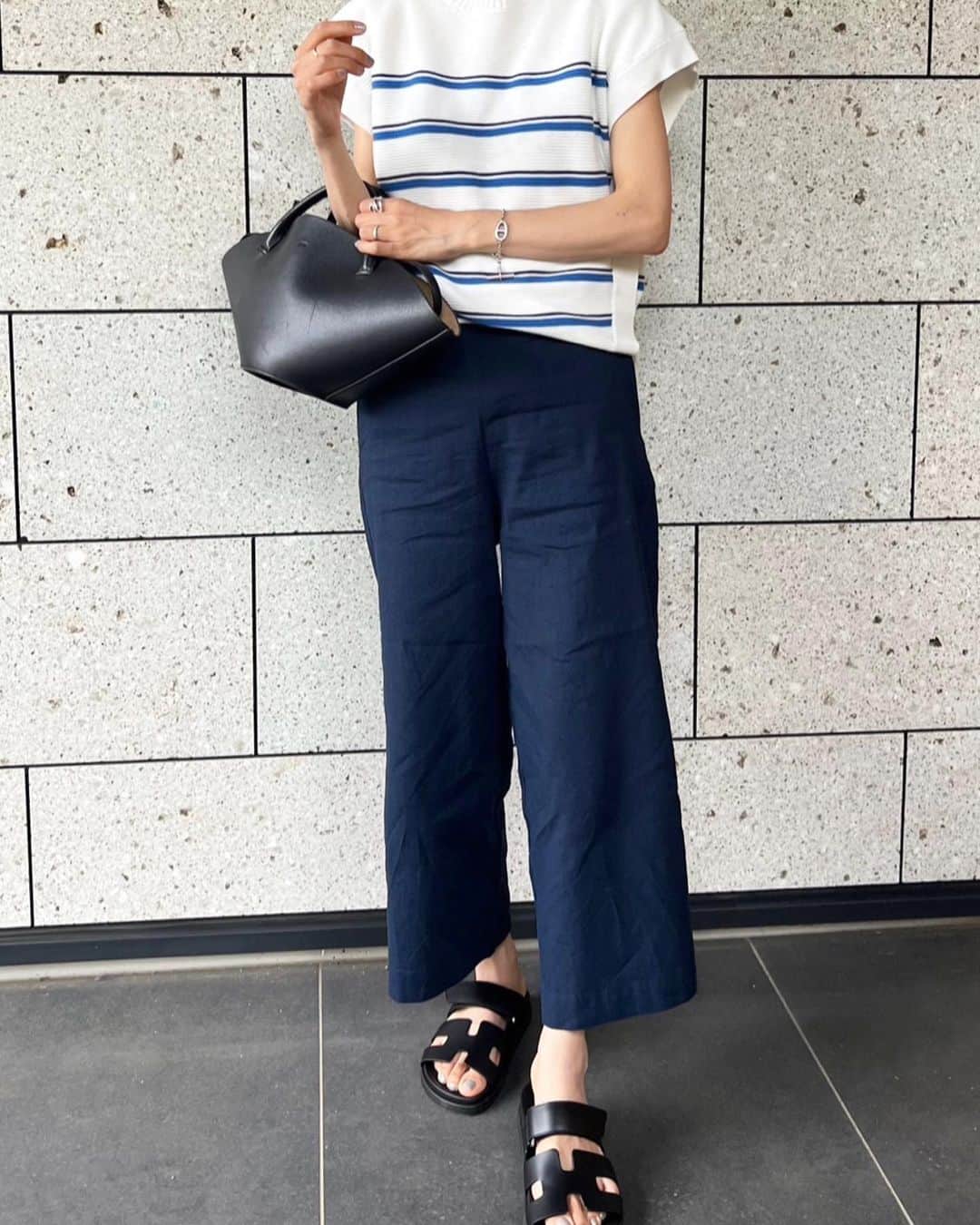 のインスタグラム：「. ニトリがはじめたアパレルブランドの お洋服を着て夏コーデ🤍🐚  夏を快適に過ごせる接触冷感素材のアイテムがたくさん揃っていました🎐 他にも色々なアイテムがあるので、是非チェックしてみてください☺️」
