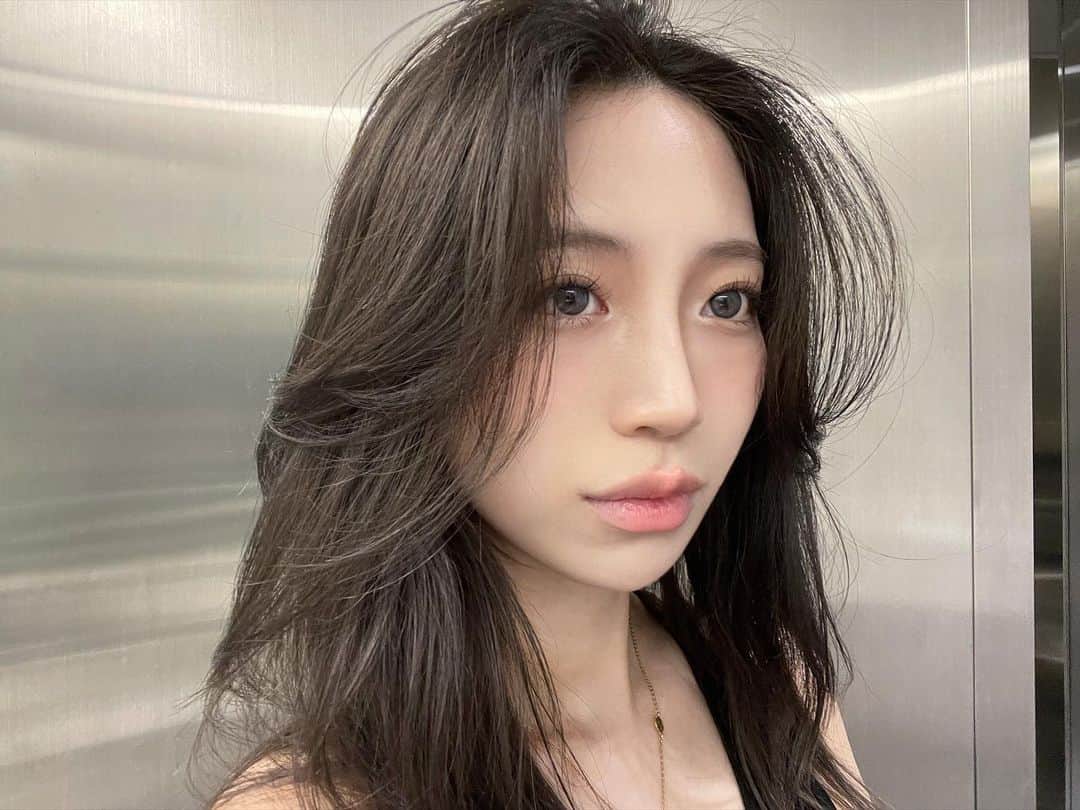 原涼香のインスタグラム：「最近のスキンケアは @sophistance 🤍🤍 美肌菌に着目したヴィーガンコスメで 敏感肌の方でも安心して使えますദ്ദി‪- ·̫ - ̳ ㅤㅤㅤㅤㅤㅤㅤㅤㅤㅤㅤㅤㅤ まずパケが可愛くてお洒落♡ ㅤㅤㅤㅤㅤㅤㅤㅤㅤㅤㅤㅤㅤ 私は ①アドバンスト(保湿美容液) ②ユナイト(弾力クリーム) ③インテンシブ(アイケアクリーム) ④エフォートレス(日焼け止め美容液) を使ってて、本当にモチモチになったし お肌も荒れにくくなったから嬉しい🫶🏻 ㅤㅤㅤㅤㅤㅤㅤㅤㅤㅤㅤㅤㅤ これからもしっかりスキンケア頑張ります♡ ㅤㅤㅤㅤㅤㅤㅤㅤㅤㅤㅤㅤㅤ　 ㅤㅤㅤㅤㅤㅤㅤㅤㅤㅤㅤㅤㅤ ㅤㅤㅤㅤㅤㅤㅤㅤㅤㅤㅤㅤㅤ #sophistance #ソフィスタンス #発酵ビューティ #ヴィーガンコスメ #菌活 #敏感肌  ㅤㅤㅤㅤㅤㅤㅤㅤㅤㅤㅤㅤㅤ」