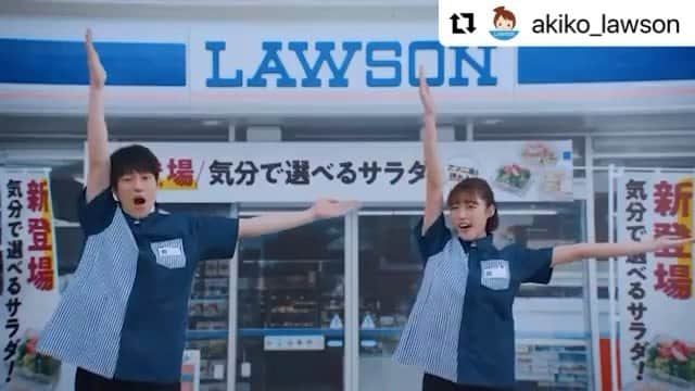 のインスタグラム：「LAWSONの新CMはもう見たかな🫣🩵 いつものご飯にプラスで気分に合わせたサラダを🥗 気分が決まらない時は、お好みの松山さんか王林を選んでそのサラダにしようっ🤤 12日までお得だよ🫶🏽🫶🏽 松山さんと七変化たのしかったなぁん🐰  #LAWSON #チーム青森」