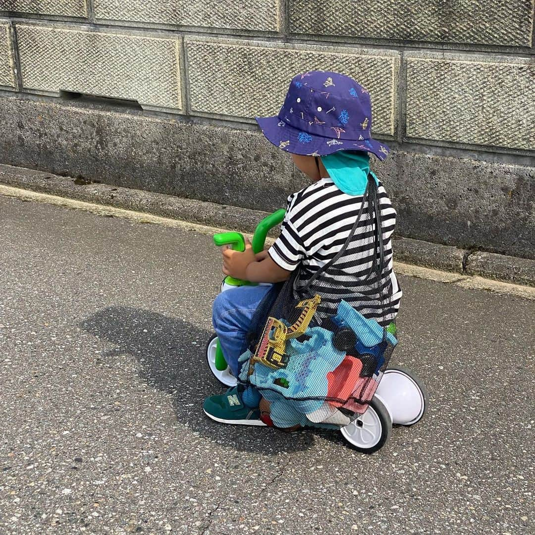 大西蘭さんのインスタグラム写真 - (大西蘭Instagram)「『今を全力で楽しむ』  子どもって常に全力、フルパワーで動いていますよね。  今日、息子は幼稚園で森の中を長くお散歩して、帰宅後公園で砂遊び、お風呂はバブルバスの泡でソフトクリーム屋さんをして遊んで、夕飯のアサリの酒蒸しを妹と競うように食べ、寝る前に絵本を３冊リクエストして、やっと眠りにつきました笑  息子は常に全力で、常に楽しんでる。  楽しくないことはしたくないし、嫌なことは嫌。  何か思うようにいかない時は大声で泣くし、思いっきり感情を表現してる。 感情表現も全力。  大人になると、『ほどほど』を覚えるから、 常に全力って難しいなぁと感じる。  子どもの遊んでる姿を見ていて、私ももっと今を全力で楽しもう、と思う。  大人になるとつい後先考えちゃうけど、今が1番大切。  今の積み重ねが未来を作っていくから、 今を楽しんでいくことが、楽しい未来を作っていくはず。  子どもは自然とそのことを知ってるのかもしれませんね。  ｡.｡･.｡*ﾟ+｡｡.｡･.｡*ﾟ+｡｡.｡･.｡*ﾟ  🌿エッセンシャルオイルを使った美容液、美容クリーム作り🌿  ▽場所 富山市と東京（港区）のサロン  ▽開催日 リクエストで随時開催  ※doTERRA非会員様向けのワークショップです🌿  ｡.｡･.｡*ﾟ+｡｡.｡･.｡*ﾟ+｡｡.｡･.｡*ﾟ  #ナチュラルスキンケア #手作り美容液 #手作り美容クリーム  #エッセンシャルオイル  #エッセンシャルオイルのある暮らし  #アロマ #アロマのある暮らし  #ドテラ #dōTERRA #オーガニックママ  #自然派ママ  #自然派ママさんと繋がりたい  #オーガニックライフ  #富山ママとつながりたい #富山ママと繋がりたい⁡ #ワークショップのお知らせ  #子供から学ぶ #pr」6月7日 22時29分 - onishiran