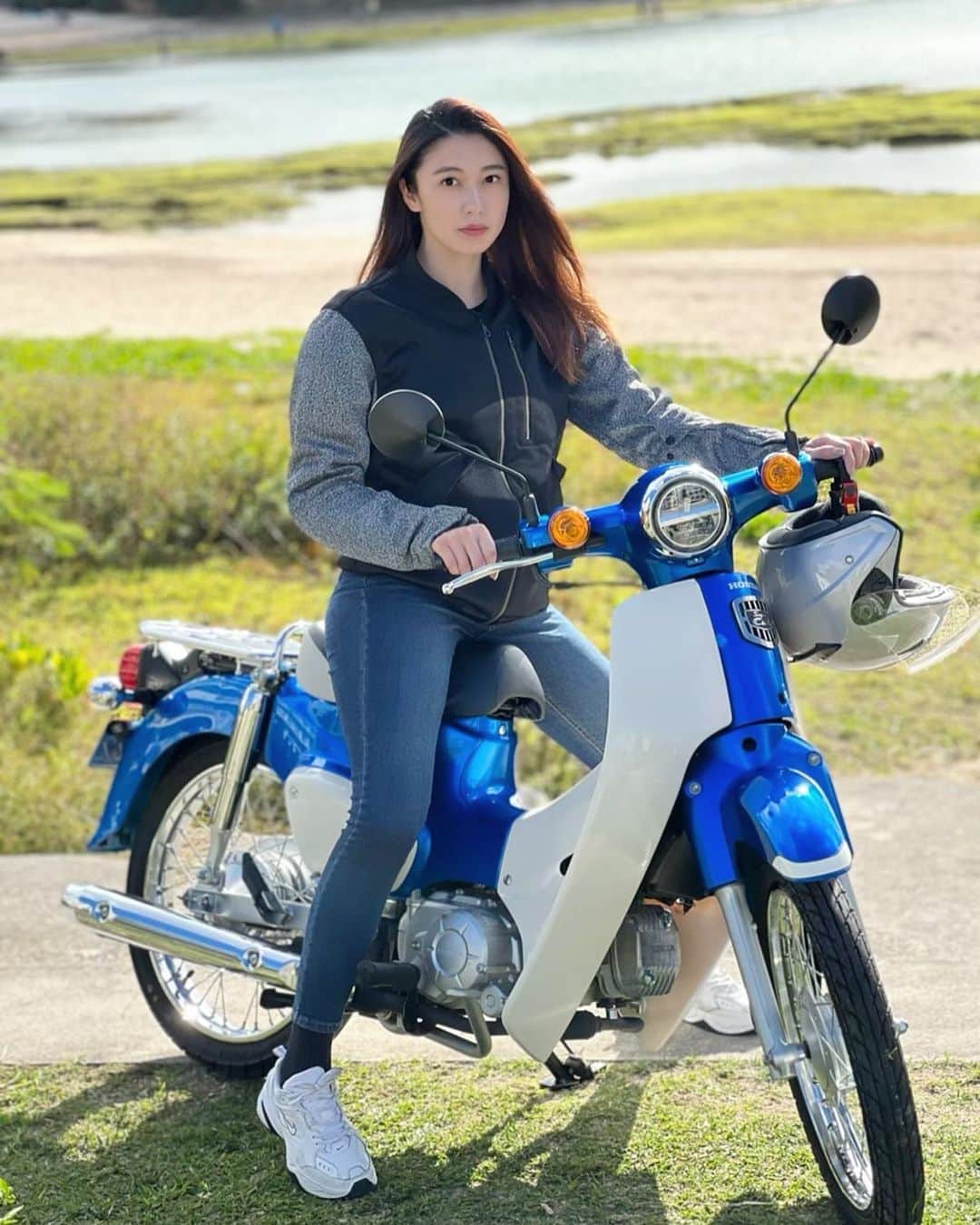 金田彩奈のインスタグラム：「🛵  いまイエローカブに乗る きっかけになったブルーカブ🛵🩵  沖縄でレンタルして初乗り🌺🌴  #バイク #バイク女子 #バイク乗り #バイクのある生活 #バイクのある風景 #バイク好き #バイク好きな人と繋がりたい #バイク乗りと繋がりたい #バイク旅 #バイクツーリング #バイクライフ #バイクが好きだ #カブ #スーパーカブ #cub  #supercub #cb400 #gsxs1000gt #bike #bikelife #biker #bikegirl #motercycle #bikeweek #bikewear」