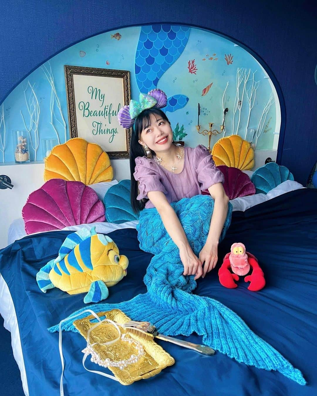 中島奈津希さんのインスタグラム写真 - (中島奈津希Instagram)「🧜🏻‍♀️🫧🩵🩵🩵 ⁡ ⁡ ⁡ 気分はマーメイド🧜🏻‍♀️💕 ⁡ 毎度楽しみにしている @tokyobaytokyuhotel の ＂マーメイドルーム＂に宿泊したよ🐠🫧 ⁡ ⁡ ⁡ ⁡ 前に泊まったときとデコレーションが変わっていて マーメイドが過ごす海の中に入り込んだようなお部屋に😍😍 ⁡ 5枚目の写真は即席エリックで キスガ風に撮ってみた🫢💕🚣 ⁡ ⁡ ⁡ ⁡ ⁡ ⁡ ⁡ 館内にもマーメイドの装飾があったり ぬい撮りできるフォトスポットもあったよ🦞❤️ ⁡ #東京ベイ東急ホテル といえば！な 毎度楽しみにしてる朝食🥞❤️ だいぶ個性たっぷりなチョイスだけど笑 朝食のおかげで朝ちゃんと起きれてます🫡⏰笑 ⁡ ⁡ いよいよ6/9に映画公開だし 今からわくわく...🩵 ⁡ ☁️☁️☁️☁️☁️☁️☁️☁️☁️☁️☁️☁️☁️ @nakajimasisters_jp ←#中島姉妹 アカウント👭 #tokyobaytokyuhotel #mermaid#pr」6月7日 22時33分 - nakajima_natsuki