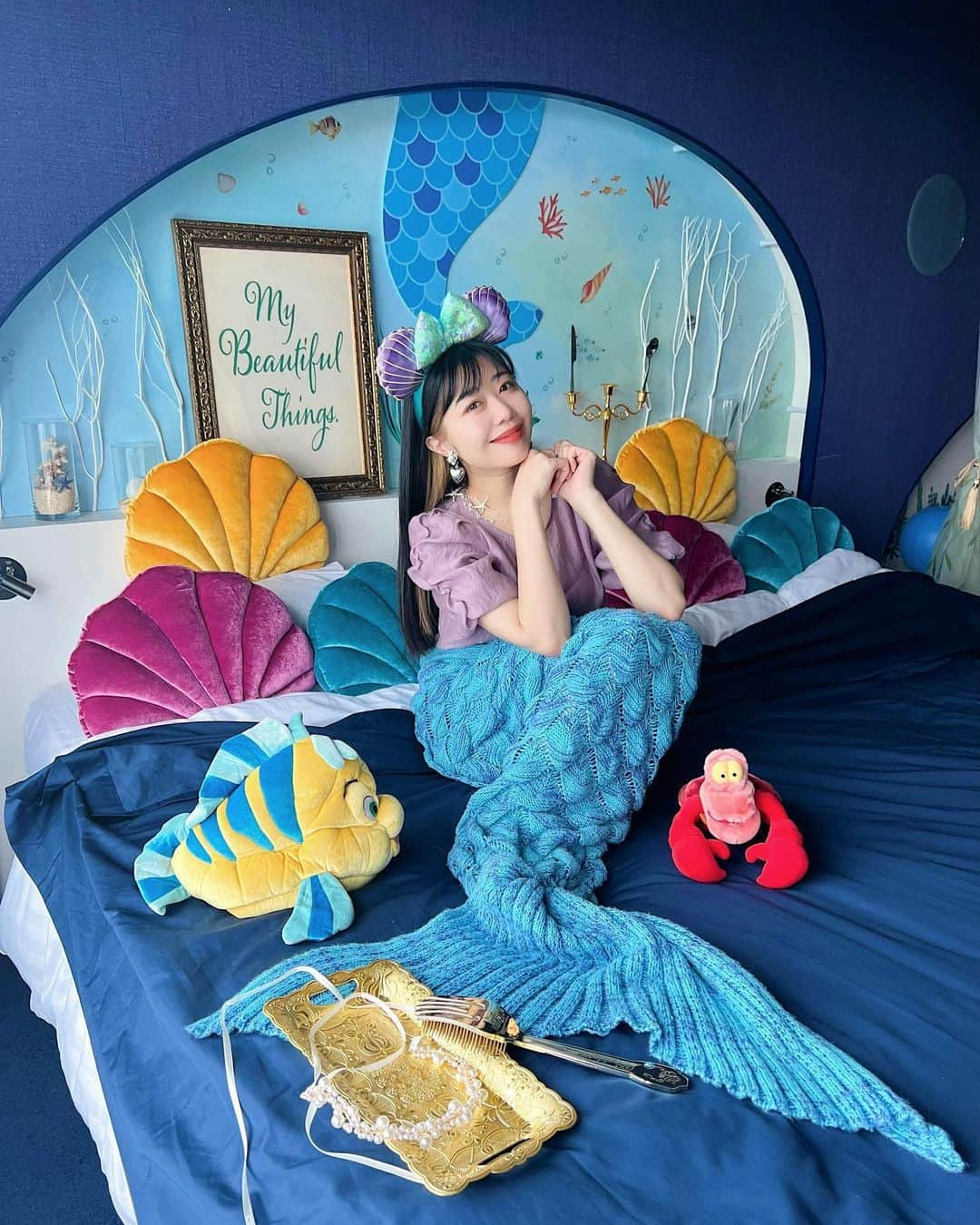 中島奈津希さんのインスタグラム写真 - (中島奈津希Instagram)「🧜🏻‍♀️🫧🩵🩵🩵 ⁡ ⁡ ⁡ 気分はマーメイド🧜🏻‍♀️💕 ⁡ 毎度楽しみにしている @tokyobaytokyuhotel の ＂マーメイドルーム＂に宿泊したよ🐠🫧 ⁡ ⁡ ⁡ ⁡ 前に泊まったときとデコレーションが変わっていて マーメイドが過ごす海の中に入り込んだようなお部屋に😍😍 ⁡ 5枚目の写真は即席エリックで キスガ風に撮ってみた🫢💕🚣 ⁡ ⁡ ⁡ ⁡ ⁡ ⁡ ⁡ 館内にもマーメイドの装飾があったり ぬい撮りできるフォトスポットもあったよ🦞❤️ ⁡ #東京ベイ東急ホテル といえば！な 毎度楽しみにしてる朝食🥞❤️ だいぶ個性たっぷりなチョイスだけど笑 朝食のおかげで朝ちゃんと起きれてます🫡⏰笑 ⁡ ⁡ いよいよ6/9に映画公開だし 今からわくわく...🩵 ⁡ ☁️☁️☁️☁️☁️☁️☁️☁️☁️☁️☁️☁️☁️ @nakajimasisters_jp ←#中島姉妹 アカウント👭 #tokyobaytokyuhotel #mermaid#pr」6月7日 22時33分 - nakajima_natsuki