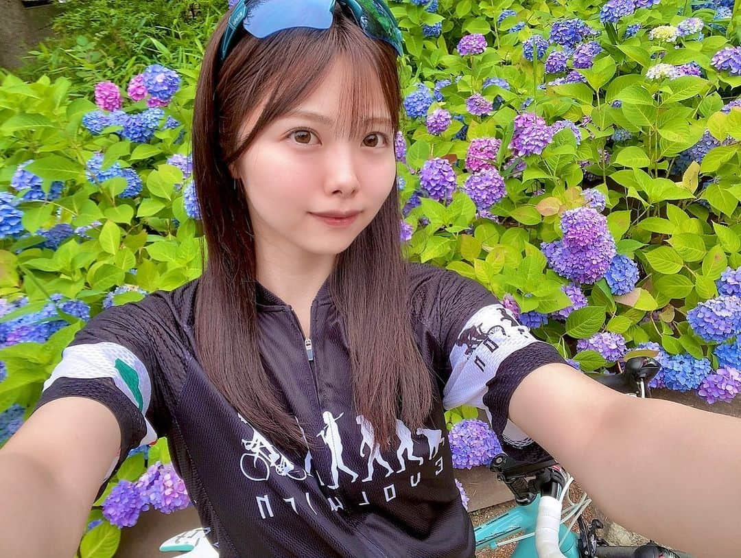 荒野姫楓のインスタグラム：「💐‪‪🐌  満開の紫陽花は絶景すぎました！ チェレステの色味をすごく引き立ててくれる！！  集中してペダル回してたはずが 紫陽花につられて沢山休憩しちゃいました🥹  最近紫陽花チャンスが沢山あったので これから紫陽花の投稿が多くなる予定です😂🌸  綺麗でしょ！  . #道端の花#紫陽花#あじさい#紫陽花の季節#名古屋 #名古屋アイドル #aichi #nagoya #ロードバイク #ロードバイク女子 #ロードバイク初心者 #ロードバイクのある風景 #ゆるポタ #ポタリング #cycling #bianchi #ビアンキ #ビアンキ女子 #roadbike #roadbikegirl #cyclingstyle #cyclingwoman #asiangirlcyclists #asiangirls #Japan #公路車 #자전거 #로드자전거」