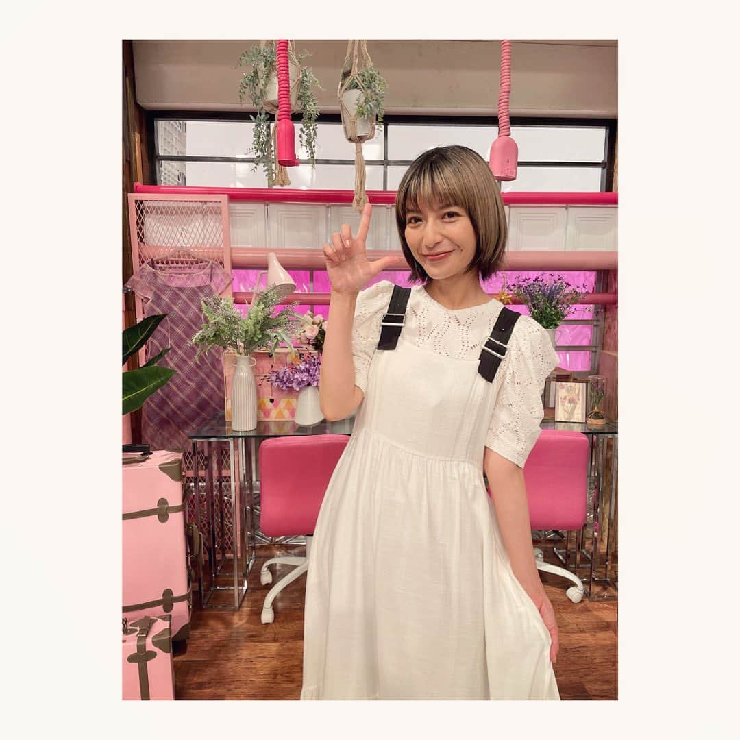 大石参月のインスタグラム：「カイモノラボ収録での衣装では久しぶりにワンピース👗♪ 白い服を着るとみんなに肌やけたねーって言われますが、これは地黒です🙋‍♀️ 今年の夏はもう少し焼けちゃう予定です( ＾∀＾)♡いぇーい  衣装 @reedit_official  @the.pr_   #カイモノラボ #大石参月」