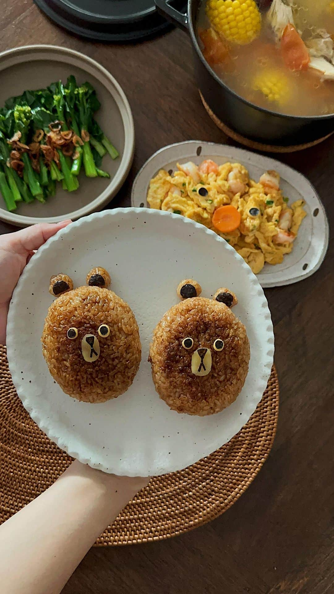 Samantha Leeのインスタグラム：「Lunchtime for my daughters just got a whole lot more fun. #leesamantha #foodart  Menu: Shrimp & eggs Blanched baby kailan with fried shallots Carrot & sweet corn soup  Yaki onigiri」