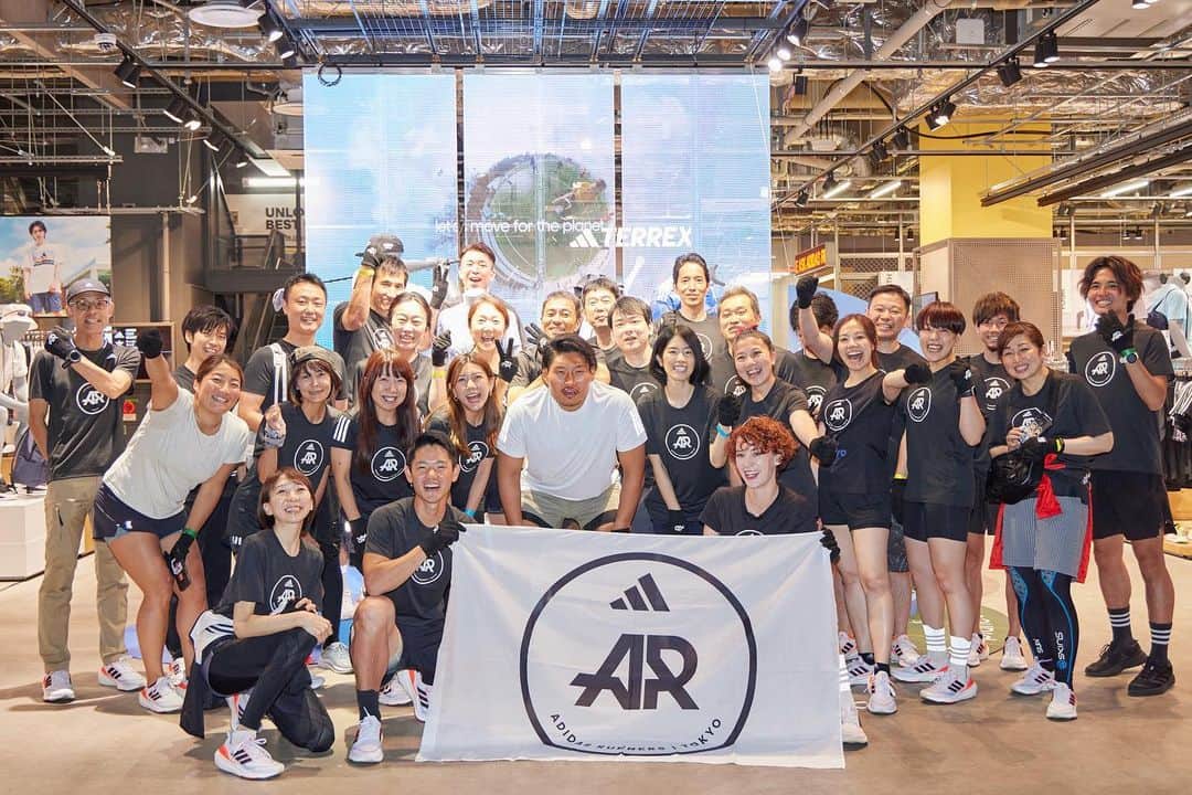 稲垣啓太のインスタグラム：「スポーツ環境美化を目指して ランニングコースをキレイにする スペシャルプロギングセッションに参加させていただきました🤝  宮下公園から表参道を回り約４キロ、ゴミを拾いながら走りました🔥  リサイクル素材を使ってピッチをリニューアルしたり、スポーツ施設でプラスチックゴミを減らすなど、共にムーブメントを起こすことで、世界にポジティブな変化を起こす事が出来ると信じています。  #MoveForThePlanet @adidastokyo」