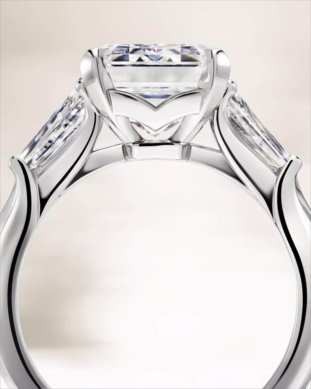 Graffさんのインスタグラム写真 - (GraffInstagram)「Selected for their brilliance and unparalleled beauty, Graff diamonds are expertly positioned to find their perfect expression within this Promise engagement setting.  #GraffDiamonds」6月7日 22時40分 - graff