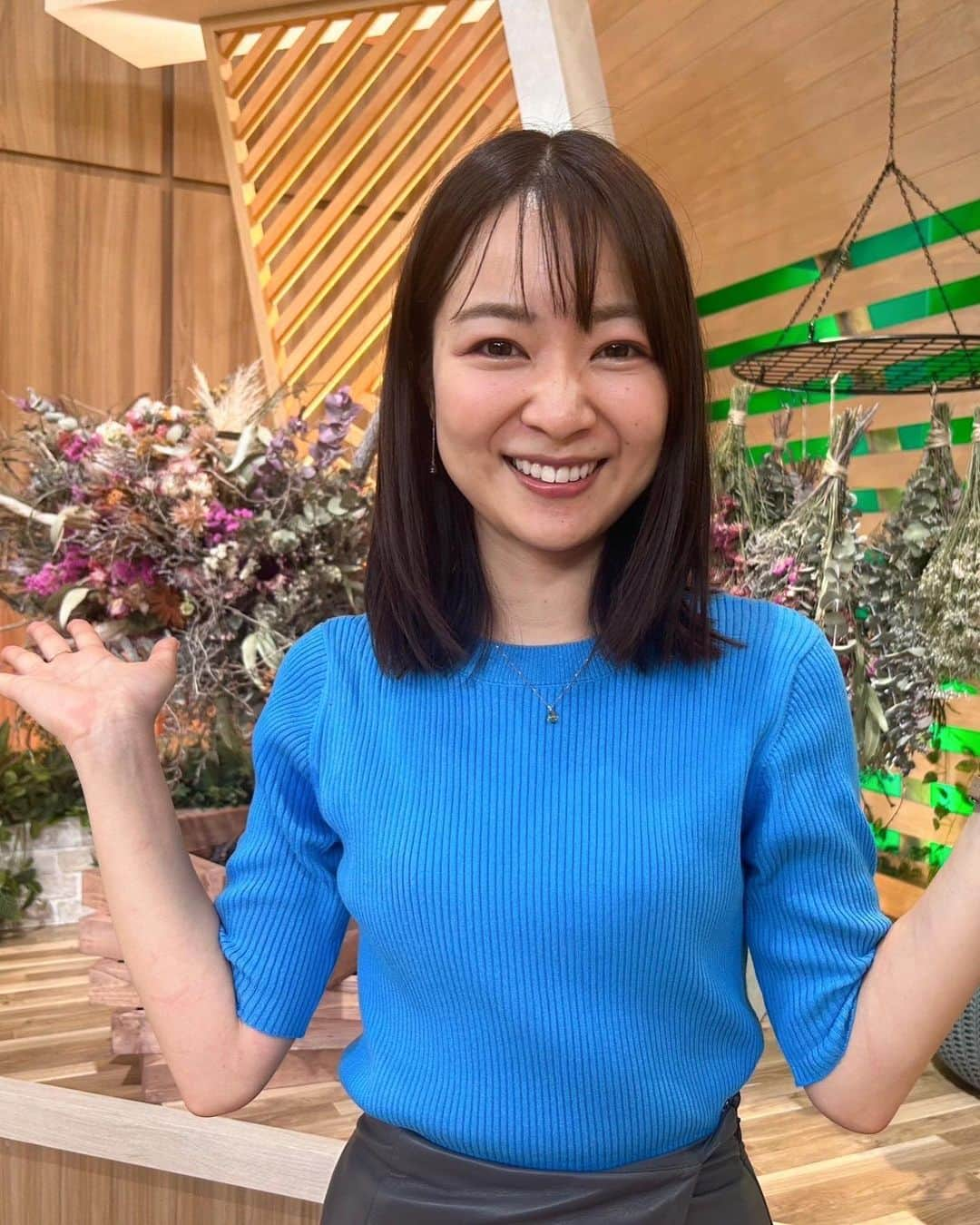 磯貝初奈さんのインスタグラム写真 - (磯貝初奈Instagram)「【中京テレビに里帰りその①】 インスタなどで拝見していたキャッチ！の新スタジオに入らせてもらいましたー^^ 記念にソロ写真(2枚目)を撮ってくれていたディレクターさんに対して「もっと下から撮って！ほら、こう！！」と脚長効果のすごい写真(3枚目)を撮ってくださったのは恩田アナ。こう比べると差がすごい、、！感謝です😁(そしてこの様子を撮ってくれていたのが雅さん^^) 新スタジオかっこよかったですー！ ---------------------------  大学院の授業で三重に行く機会があったので、帰りに古巣の中京テレビに遊びに行ってきました^^ 「みんな忙しいだろうし午後軽く色んな人に挨拶して、そのあとはカフェで勉強するかな^^」などと思っていましたが気付けばあっという間に乗車時刻でした😂(6時間経っていました、忙しい中相手してくださった優しい皆さまに感謝です🙇‍♂️)  あまりにも楽しくて写真がたくさんあるので、厳選した上で何回かに分けて投稿していきます😊  #キャッチ！ #恩田千佐子 アナ #平山雅 アナ #望月杏夏 アナ #磯貝初奈」6月7日 22時41分 - hana_isogai