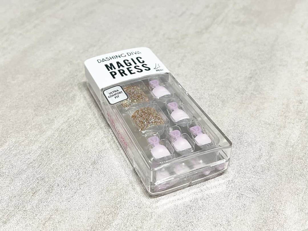 横山紗弓のインスタグラム：「magic press 簡単セルフネイル✨ UV/LEDライトでの硬化、空気乾燥、接着剤も不要！ ネイルチップが12サイズ24枚入り 裏に両面テープが付いているので 自分の爪に合うものをペタッと貼るだけ。 サイズが合わない場合は、爪切りでカットも大丈夫らしいです🙆🏻 かれこれ1週間程経ちますが、剥がれそうな感じもなく👏🏻 オフも除光液で簡単にできるので 本当におすすめです！ みんなに見て見て〜ってやっちゃう！ フットネイルまでサロンに行く時間がなくて すごく助かっています🧚 @dashingdiva_jp_official  #DASHINGDIVA #PR #MAGICPRESS #マジックプレス  #ネイル #セルフネイル #フットネイル #ネイルチップ」