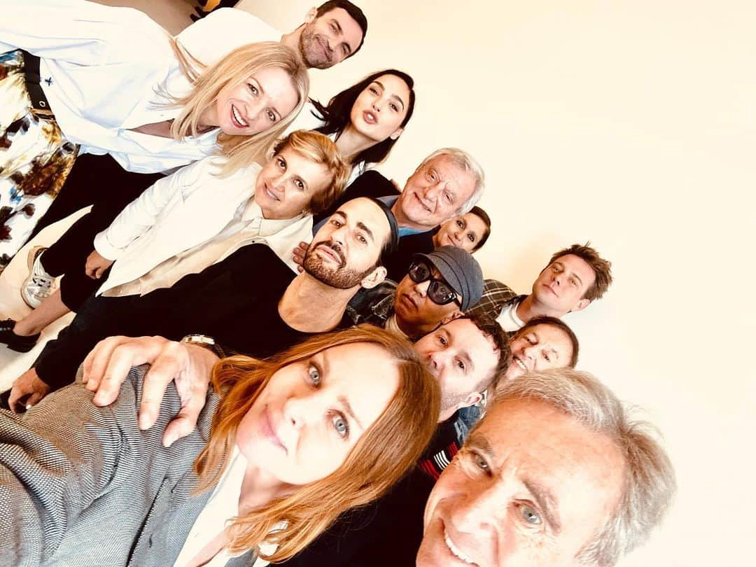 マーク・ジェイコブスのインスタグラム：「annual lvmh prize official selfie.  courtesy @stellamccartney   #thejury #winnersoneandall #stellabration #gratefulnothateful」