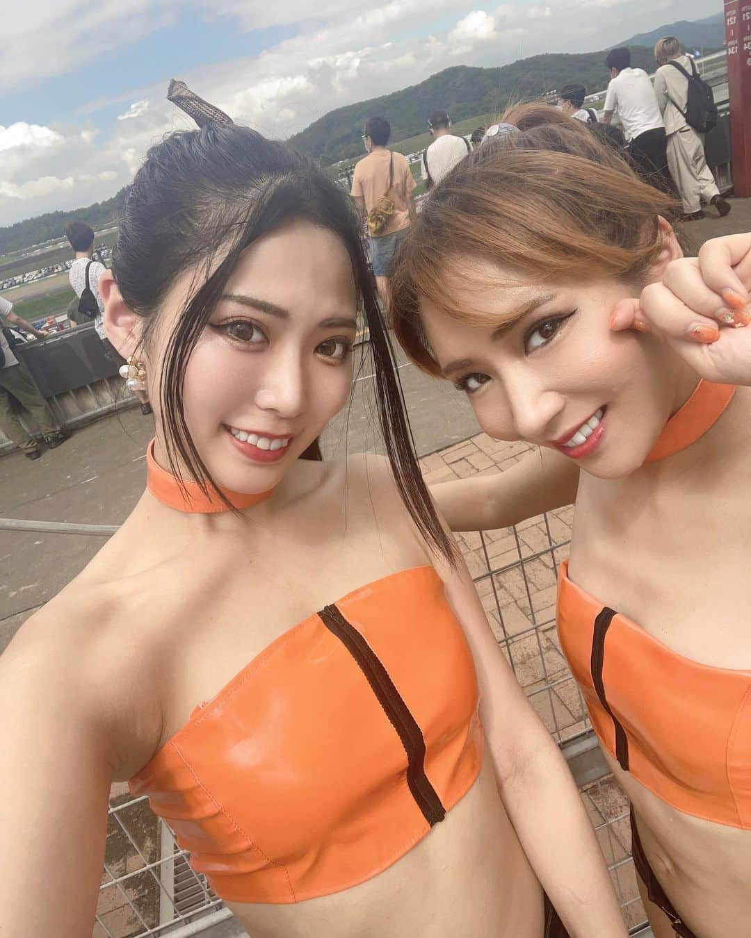 ゆずのインスタグラム：「もえぴー誕生日おめでとう🧡🧡🧡 去年レースクイーンで同じチームになってからの付き合いだけどいつも本当に楽しいし一緒にいて楽でありがたい存在🥹🥹💖💖💖 これからも仲良くしてね✨ @moe_moep  . . . #もえぴー#渡辺もえ#だいすき　 🤍🤍🤍🤍🤍🤍🤍🤍🤍 #レースクイーン#かわいい#らぶ」