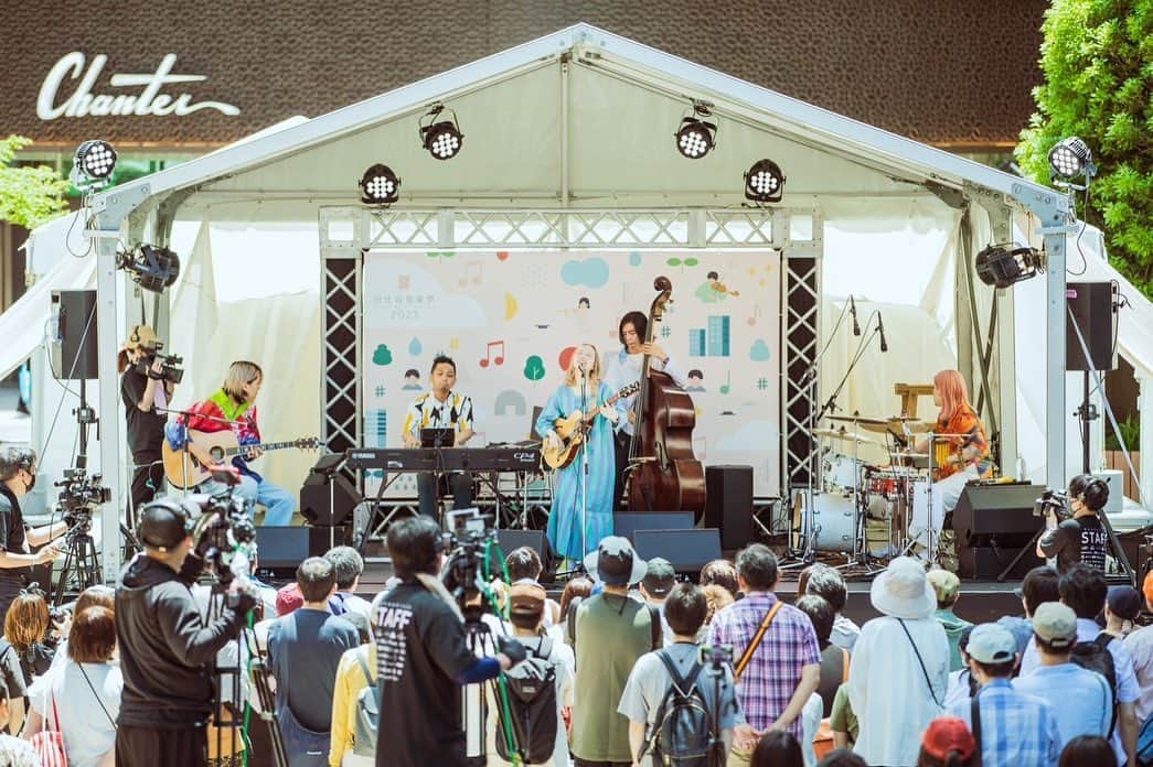 岡田真帆のインスタグラム：「6/4 ゆいにしお@日比谷音楽祭 天気にも恵まれて最高に気持ち良いステージでした🥰  今後のゆいにしおも楽しみすぎるね🤍」