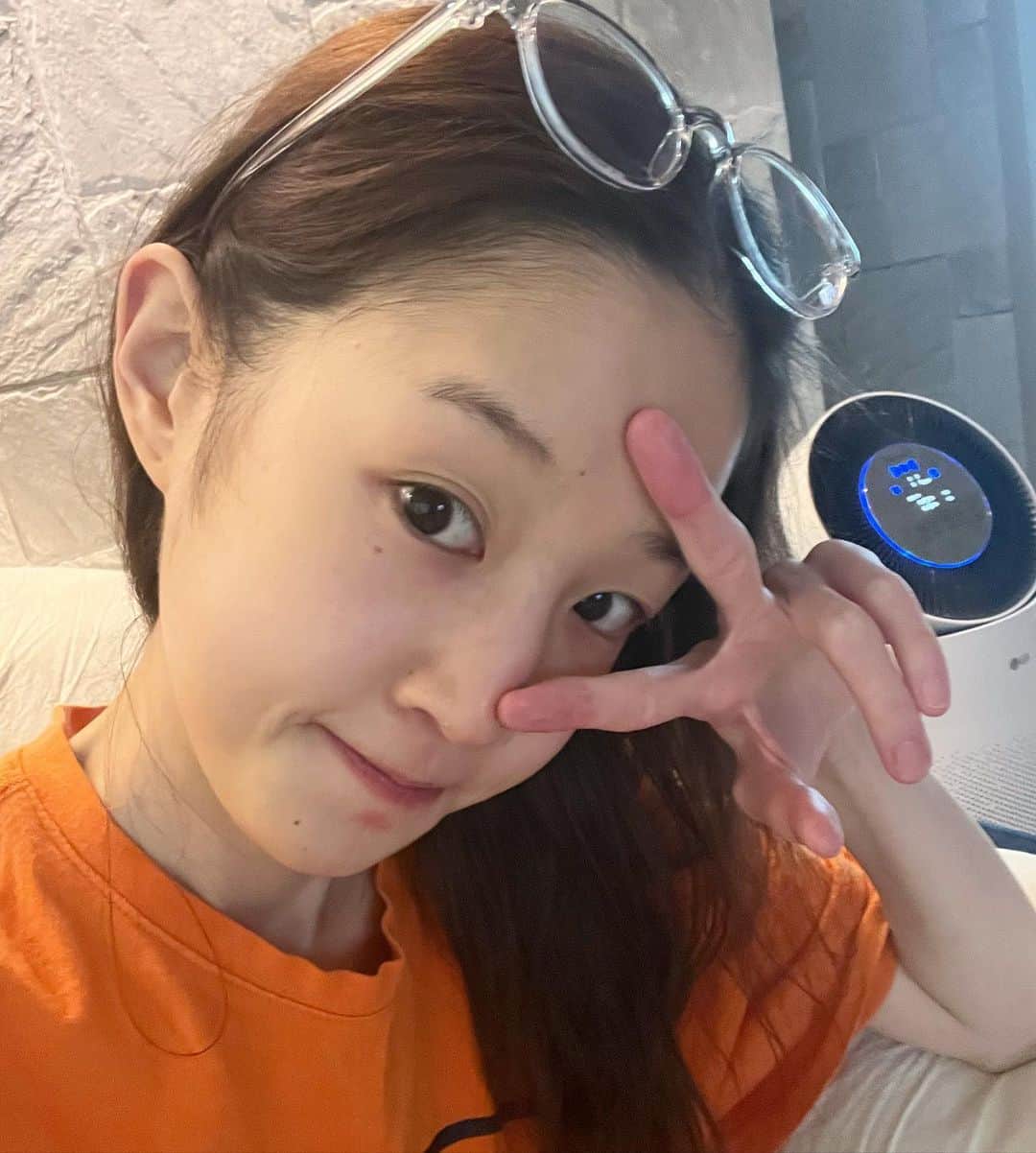 パク・ボラムのインスタグラム：「반 토막 난 눈썹. 건조해서 튼 입술 밑. 목이 늘어난 티셔츠 여름을 기다리며 편안하게 지내는중🫡 (아 맞다 조만간)」