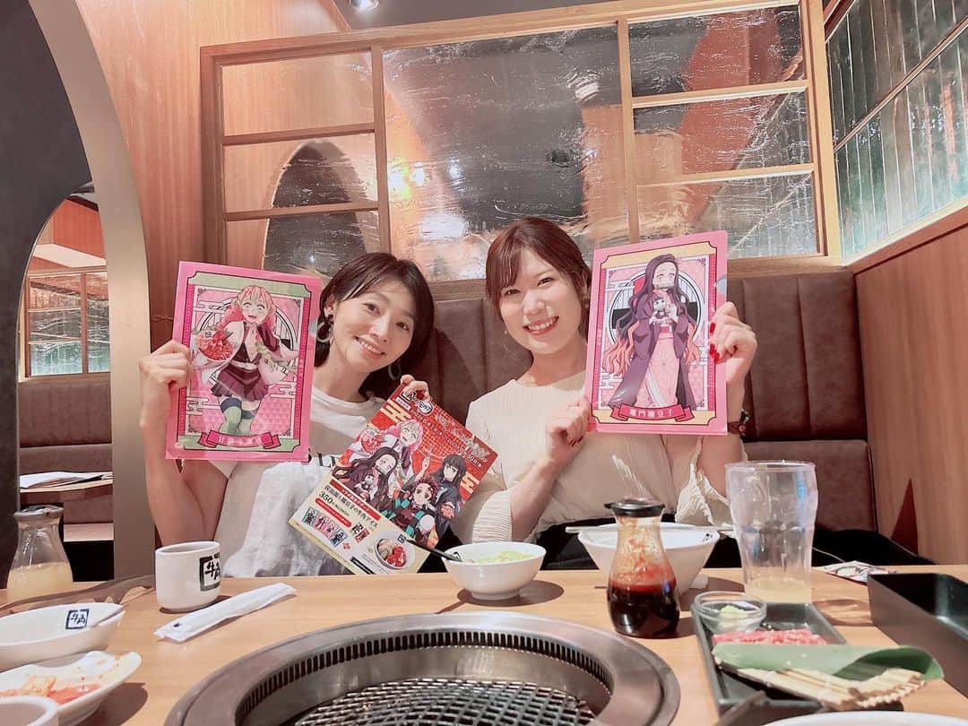 眞鍋かをりのインスタグラム：「牛角×鬼滅コラボいってきました！ 推し活友達の紅ちゃんと刀鍛冶の里編の第9話が凄すぎた話など色々盛り上がりすぎて時間が全然足りなかった、、、  牛角めっちゃ久しぶりに行きました！どれくらいぶりだろう、、たしか113年ぶり、、？  お肉もコラボデザートも冷麺も美味しかったです！ごちそうさまでした！ またぜひコラボ実施してください♡  #牛角鬼滅の刃コラボ #牛角鬼滅の刃コラボデザート #牛角鬼滅の刃コラボありがとうございます #牛角鬼滅の刃コラボクリアファイル」