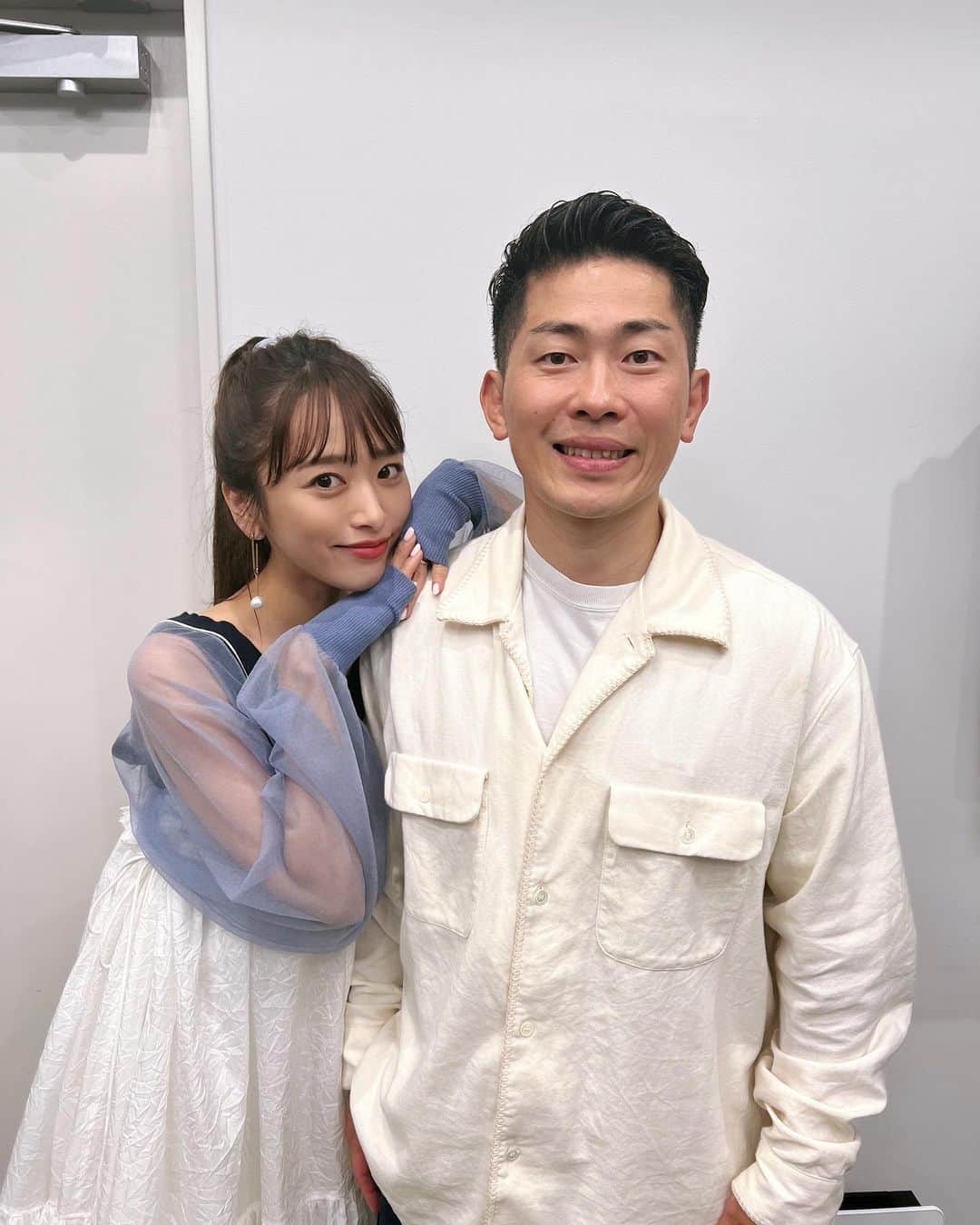 近藤千尋のインスタグラム：「ひーぼぉくん、10キロ近く体を大きくして 鍛えてるからガッチリ‼️ 隣で見てても本当変わったなぁ👨✨ 私もぷよぷよお腹さんどうにかしないと…笑😂  夫婦でイオンロケさせてもらいました📺❣️ 土曜日の朝はサスティな！是非見てね👫  #近藤千尋衣装  水曜日、週の真ん中でみんな疲れてないかな〜✨ 明日も頑張ろうね🥹❤️❤️  one-piece @_irene__official tops @cinoh_official shoes @jilstuart.jp」