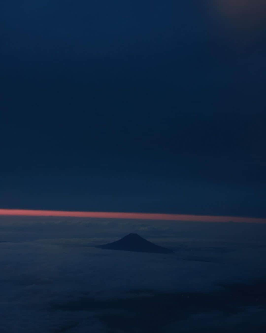 七咲友梨のインスタグラム：「約1ヵ月半ぶりの東京。 萩石見空港発の夕方の便に乗って夜に到着。 東京は夏の夜のにおい、わずかに。 セツナの風。」