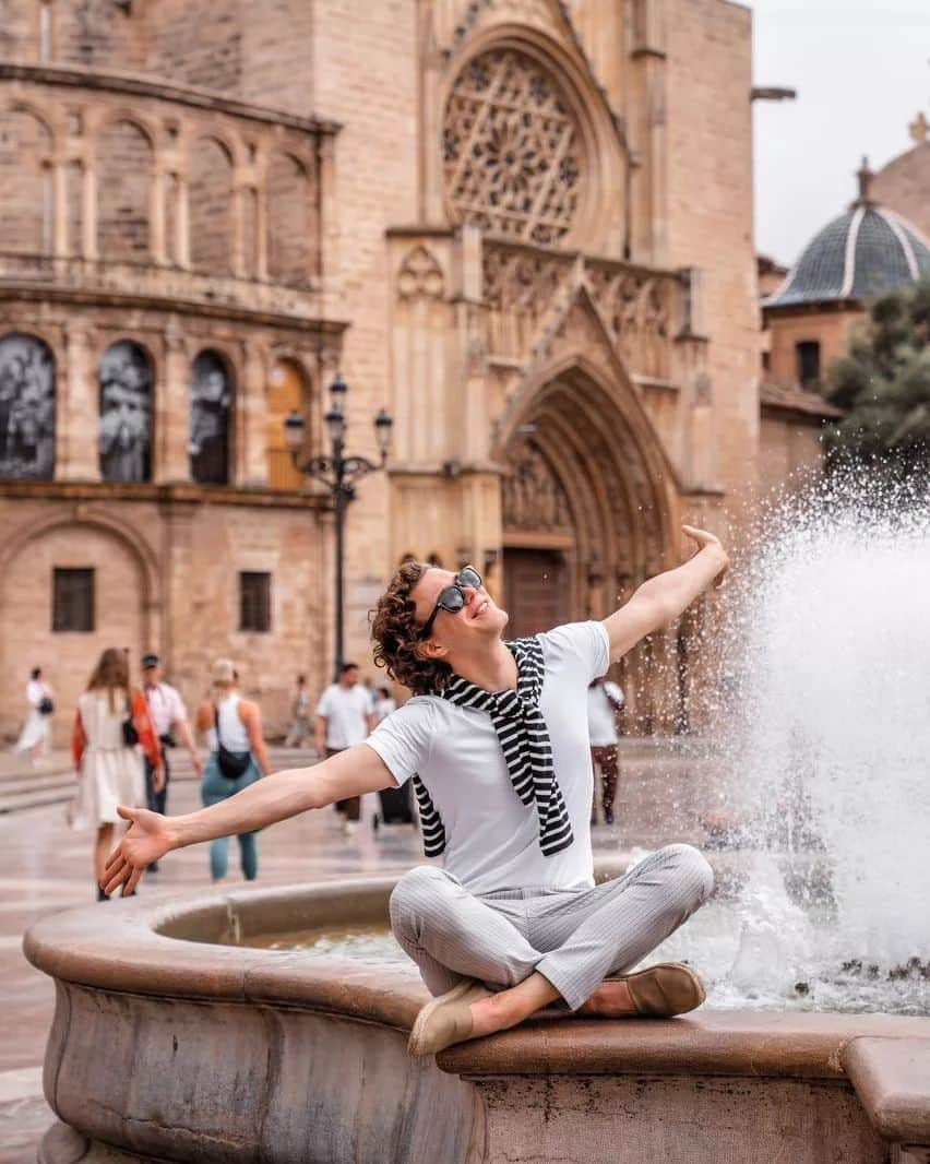 パヴェル・ドローストのインスタグラム：「Querida Valencia 🇪🇸 Очаровательная, теплая, уютная и всегда рада встрече.  Gracias mi tierra soleada de las naranjas 🍊🏰」