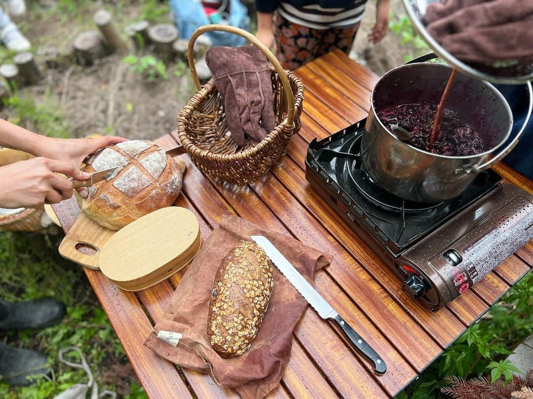 nonさんのインスタグラム写真 - (nonInstagram)「そろそろ桑の実が終わっちゃう  今年もいっぱい食べた でもまだ、食べる！  季節が走っていくのに 急足で併走するみたいに まってよまってよ、と  みんなで実をとって、 畑でジャム作って、 できたての熱々をパンに塗って食べた日  まちがいなく、最高のおやつ  そんでもって、 おつぎは梅だ...！  毎日 季節を追いかけるのに 精一杯  でも楽しい  #エシカル暮らし #エシカルな暮らし  #エシカル #藤野」6月7日 22時59分 - non19841120