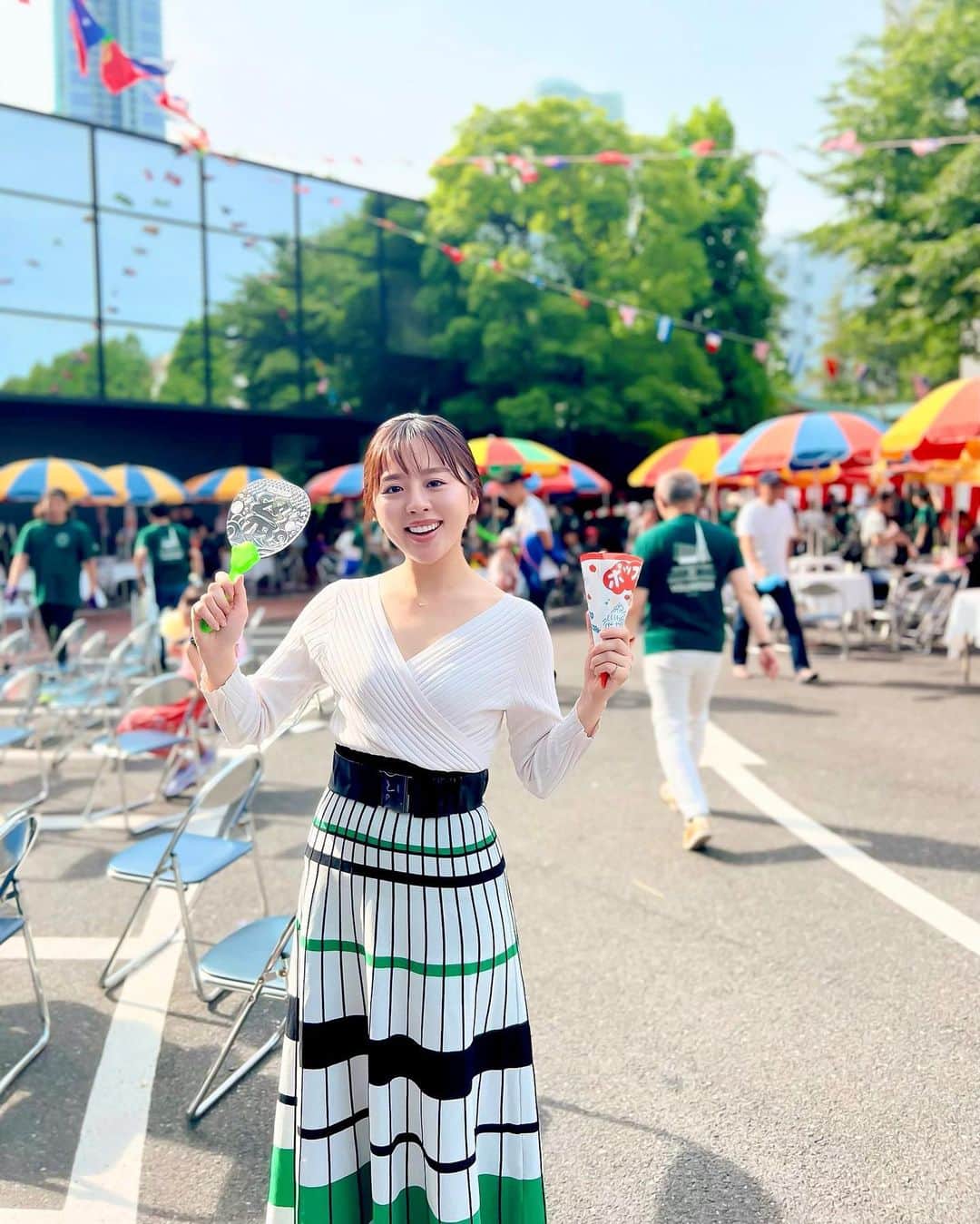 のインスタグラム：「☀️先日の野外ライブ🎤 楽しかった〜〜〜！！！ 終わったあとは屋台を練り歩き‥ かき氷たべて、ポップコーンたべて、 ホットドッグ食べて、レモネード飲んで、 りんごジュースのんで、かき氷たべて、 ヅカ語で言うところの お祭りに来た女Sを演じさせて頂きました。 (ただ全力でお祭り堪能していただけ) . #ライブ #1曲目ジャンボリミッキー踊りながら歌った #盛り上がったけど盛大に息も上がった #深呼吸パートはこの為にあるんだね #歌うお祭り女S」