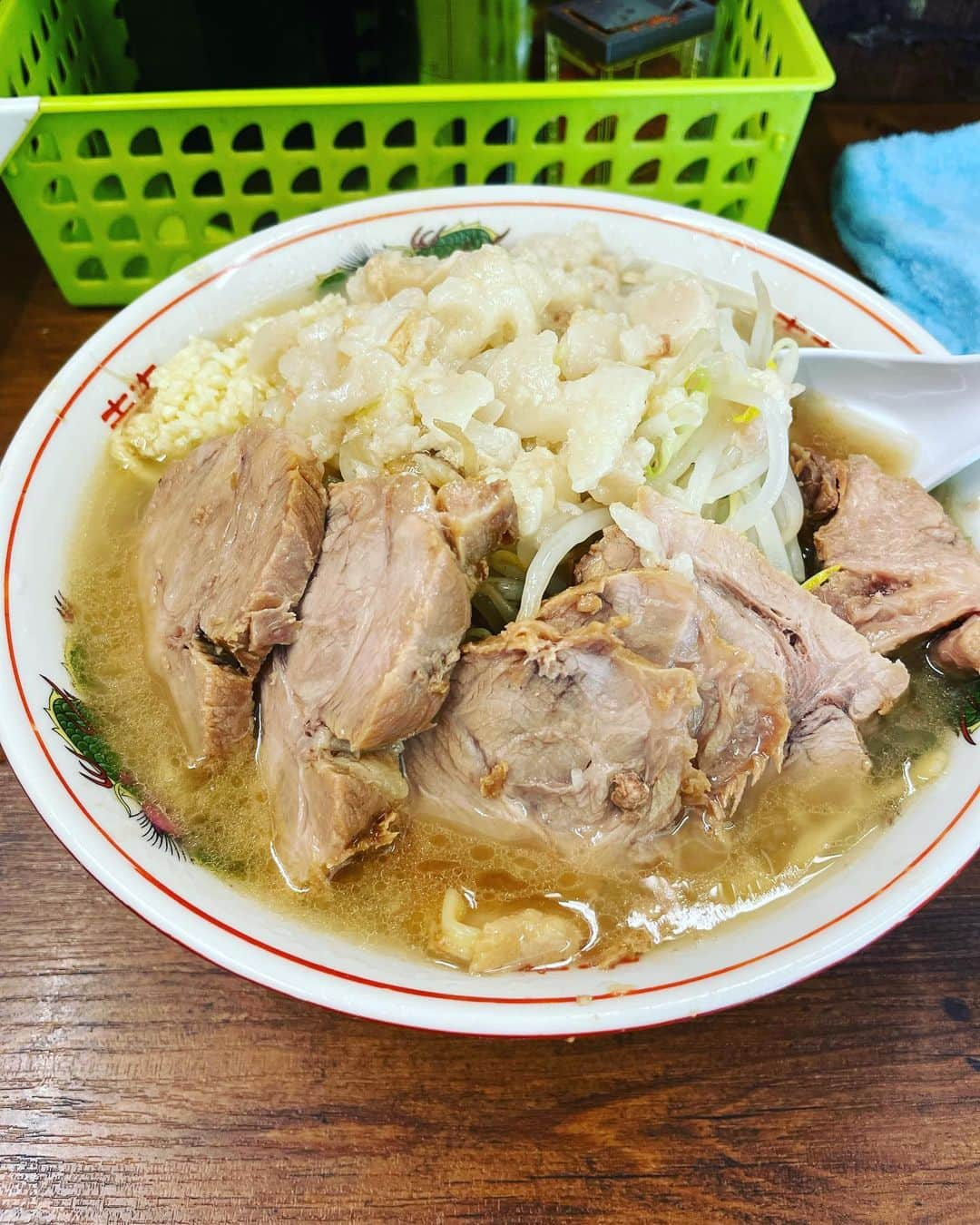 木村了のインスタグラム：「#人生初二郎ラーメン #小ぶた  #アブラにんにくからめ  #ドキドキ注文 #完食ペロリ  #美味しかった #ご馳走様でした🙏  #明日はにんにくの香り  #振り撒くから」