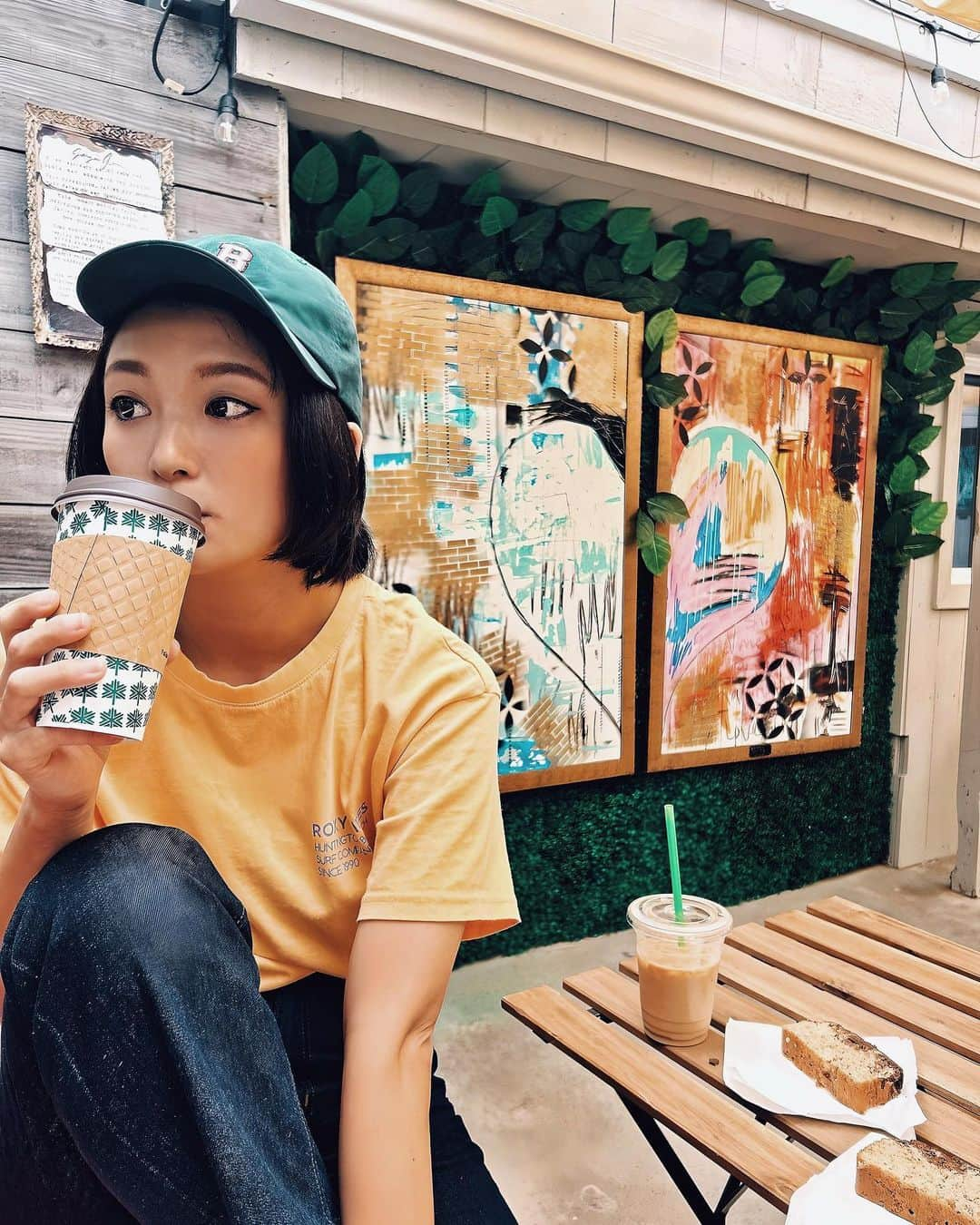 辻井美香のインスタグラム：「Cozy cafe day with @aimanatz ❤️  たまたま見つけたカフェ☕️ オーナーから、オーナーの知り合いが作ったらしいバナナケーキ頂いたよ。めっちゃ美味しかった😃最初怪しい...と思ってしまってごめんなさい。なんなら、今までで1番美味しいバナナケーキでした。  まぁ、いつ誰にドラッグもられるか分からない世界でもあるので😂😂😂」