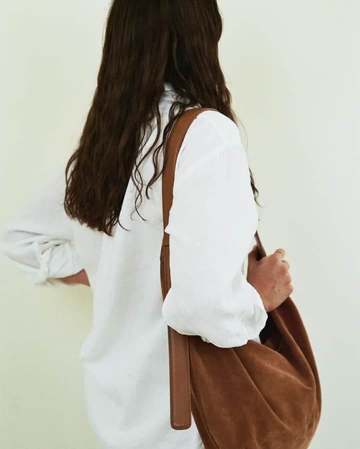 ARKETさんのインスタグラム写真 - (ARKETInstagram)「The beautiful @theannaedit styling two of our most loved suede pieces, the coveted Curved Suede Bag and our Suede Loafers, together with our classic Linen Shirt in white. Shop the look: link in bio. - #ARKET」6月7日 23時01分 - arketofficial