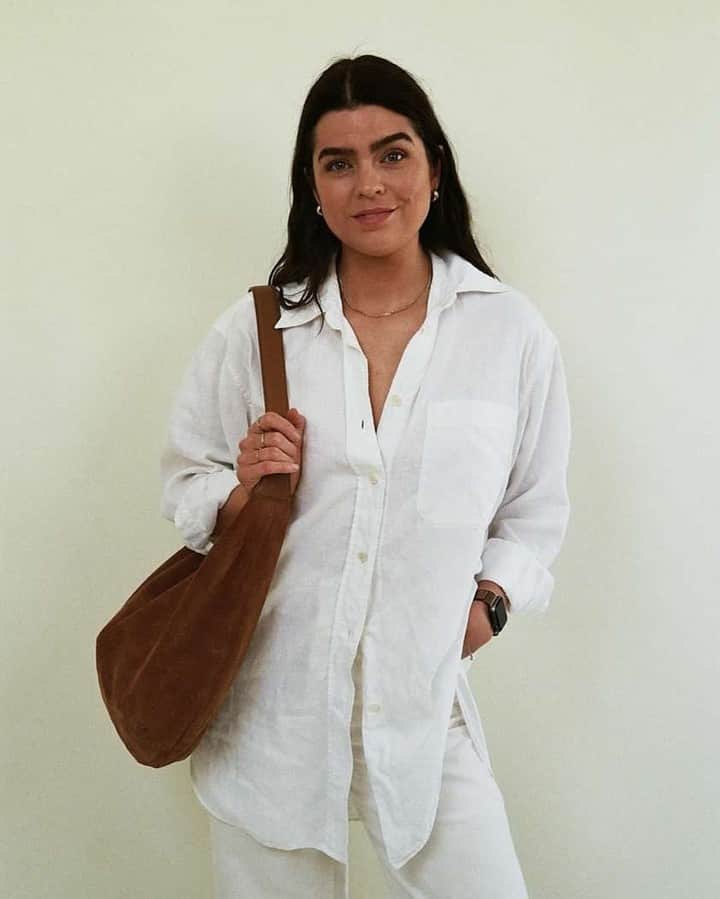ARKETさんのインスタグラム写真 - (ARKETInstagram)「The beautiful @theannaedit styling two of our most loved suede pieces, the coveted Curved Suede Bag and our Suede Loafers, together with our classic Linen Shirt in white. Shop the look: link in bio. - #ARKET」6月7日 23時01分 - arketofficial