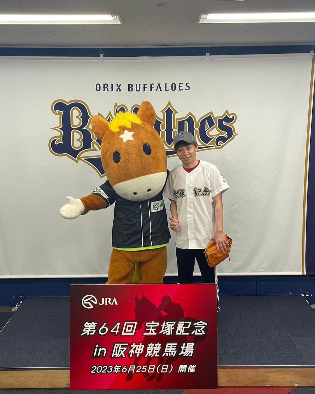 池添謙一さんのインスタグラム写真 - (池添謙一Instagram)「宝塚記念PRの為 京セラドームでオリックスVS巨人の始球式をしてきました⚾️ 7年前の時はストライクを投げれたので今回は100キロ超えを目標に投げたんですがワンバンやし91キロでした😭  でもとても楽しかったです(^^) ありがとうございました‼︎ 宝塚記念頑張ります🏇」6月7日 23時02分 - kenchan.0723