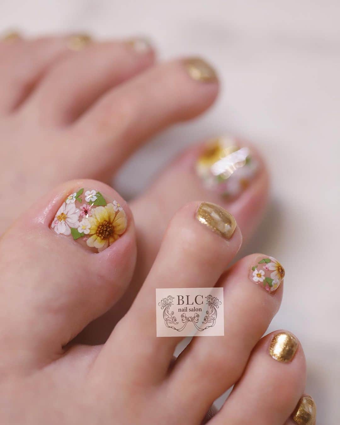 のインスタグラム：「ひまわり♡  #ラインフィルム ケミカルレース で作るひまわり♡  親指のベースカラーは @luxio #060 をクリアとmixさせて ナチュラルカラーに。  ゴールドミラーは 愛用している @mybee.tokyo の パウダーをmixさせて オリジナルカラーにしています♪ 003も004も よく使うので mixさせた中間カラーも 出番が多い！ ゴールドのミラーは この3色を使うことが多いです♪  ーーーーーーーーーーーーーーーーーーー  ◾︎◾︎BLC nail salon◾︎◾︎ 新潟県新潟市中央区東中通1番町86-84nsテラス1F 025-211-4187 #新潟ネイルサロン   #BLCnail#blcnailsalon#nail #田辺さおり#新潟市ネイルサロン#新潟ネイル#ジェルネイル #フレンチガーリー#フレンチガーリーネイル#ガーリーネイル#akzentz #アクセンツ#luxiogel #新潟ブライダル#新潟結婚式#新潟ブライダルネイル#綺麗めネイル #ひまわりネイル ーーーーーーーーーーーーーーーーーーーーー  @akzentz_nail  🇨🇦Nails Perfected - Only flom Akzentz Formulated and manufactured  in Canada」