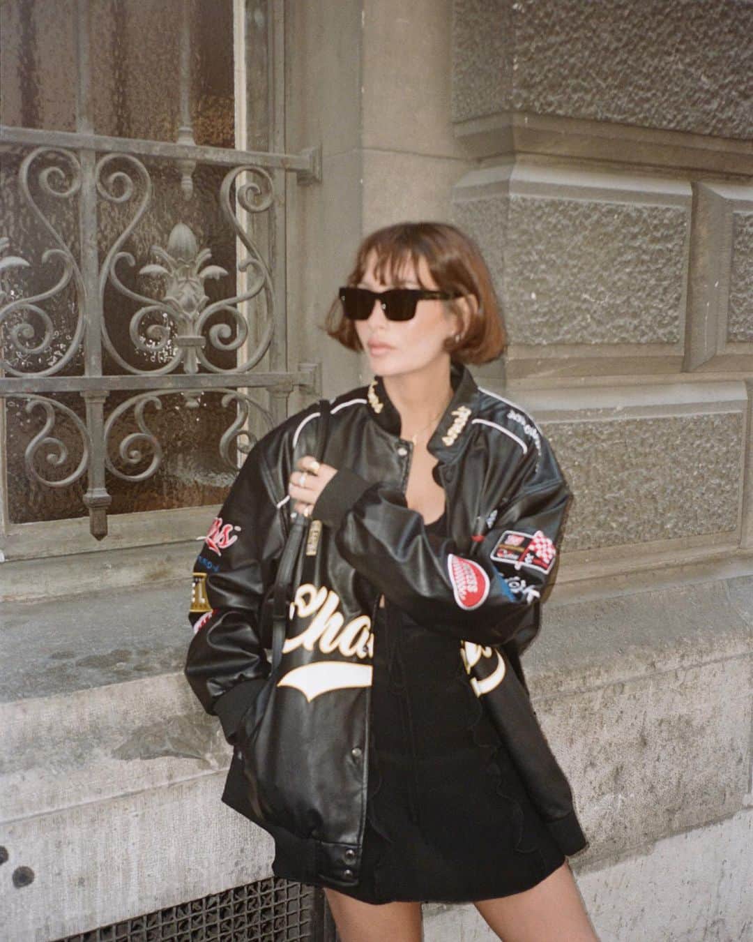 テイラー・ラシェのインスタグラム：「TOMORROW WE LAUNCH!! 🕶️ @lu.goldie」