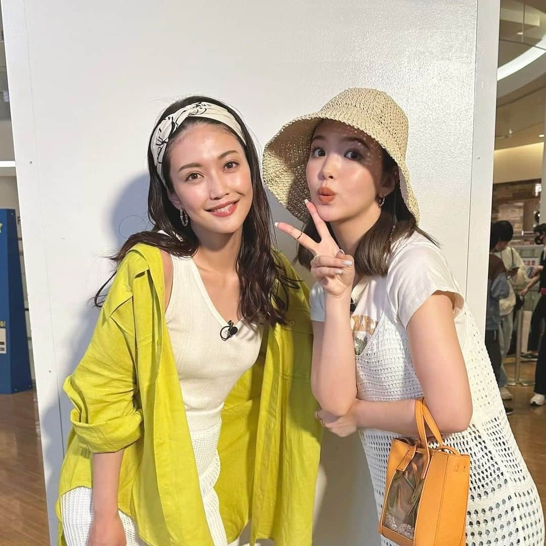 田中道子のインスタグラム：「先日のヒルナンデスの写真🥳✨ コーデ気に入ったから載せる〜🥰 夏らしく明るくて元気出るコーデにできた気がする♪ ニコルちゃん可愛かったよ〜🥳✨ お肌ぷるぷるだった🥰  さてー！ 明日は体力いるロケだから、 早めに寝て労る💪😤 最近若干元気なかったけど、徐々に取り戻してきたよ🤣✨ 憂鬱な時期だから、みんなで乗り越えよ〜！！」