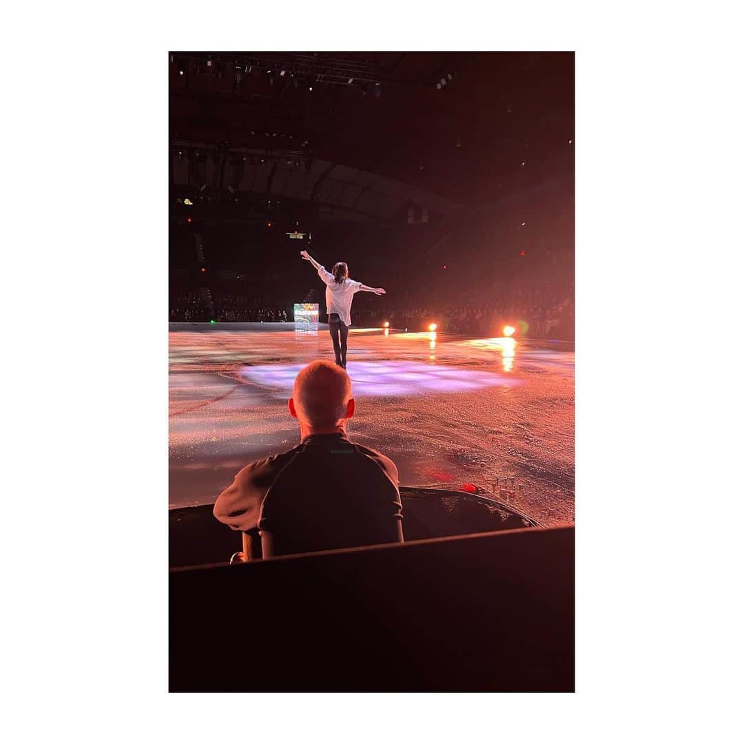 アリッサ・シズニーさんのインスタグラム写真 - (アリッサ・シズニーInstagram)「It’s difficult to put into words how thankful I am for this man. Life and love aside, and just speaking of skating for the moment, you’ve inspired me, motivated me, pushed me, supported me, encouraged me, and loved me on the ice, no matter what. It’s an honor to have been able to share the ice every day with you for the last couple of years, to share the quiet ice sessions and a little bit of the spotlight with you. I love watching you skate, and I know how much love and effort and hard work you put into making the difficult look so fun and easy. Most of all, thank you for giving me the gift of having my skating back. If it weren’t for your belief in me, your daily motivation and inspiration, I wouldn’t be able anymore to do the thing I love most ⛸️. Thank you for showing me how to trust and how to be brave. I know that you wouldn’t have stuck around this long, so thanks for pushing through the hard times and the early and late hours with me so that we could do this together for a little while ❤️. I’m so grateful that we could motivate and inspire and entertain each other, but most of all, I’m grateful to have you by my side on the ice and off the ice. You’re the best! From the bottom of my heart, congratulations on 30 years of Stars on Ice and plus all those many more years of being such an amazing and inspiring skater!」6月7日 23時22分 - lissastarr