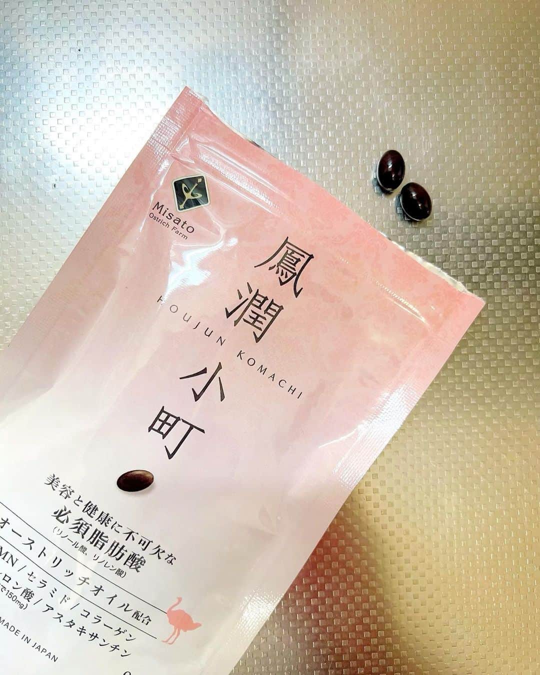 AYUNAさんのインスタグラム写真 - (AYUNAInstagram)「オーストリッチオイル配合の美容・健康サプリメント「鳳潤小町」✨✨  オーストリッチオイルは美容と健康に不可欠なリノール酸やリノレン酸といった必須脂肪酸を豊富に含んでいます。  目や肌の潤いに働きかけるコラーゲンやヒアルロン酸をはじめ、シミやそばかすなどを防ぐ美白効果が期待できるセラミド、抗酸化作用のあるアスタキサンチン、抗老化成分NMNなどを含有してるよ🧚‍♀️  私は飲み続けたらお肌の調子が良くなってきたので気に入ってます☺️🍀🎶  PR @misato_ostrich_products #オーストリッチオイル #鳳潤小町 #必須脂肪酸 #ヒアルロン酸 #美里オーストリッチファーム #美容サプリ #健康サプリ #サプリ」6月7日 23時19分 - ayuna_0404