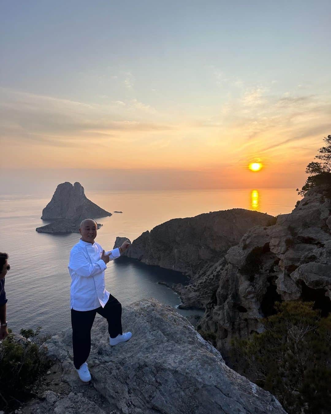 松久信幸さんのインスタグラム写真 - (松久信幸Instagram)「Locals say that after your first visit to Es Vedrà, your life will change in delightful, almost magical ways. So of course, we had to take Nobu San there with @IbizaHikeStation to witness the breath-taking beauty of the undiscovered Ibiza first hand. @therealnobu, keep us posted and come back soon chef!   #NobuInIbiza #NobuIbiza #IbizaBay #EsVedra #hiketogethigh」6月7日 23時20分 - therealnobu