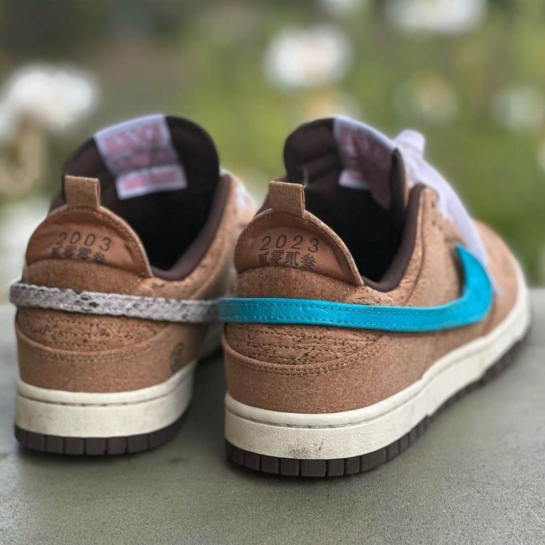 Sneaker Newsさんのインスタグラム写真 - (Sneaker NewsInstagram)「@edisonchen reveals a Nike Dunk Low rife with some unique Details. It's covered in cork uppers, alternating Swoosh materials, and heel-tabs that flip upwards to reveal the year of Clot's founding and the current year. Could we see another Clot x Nike Dunk release? Hit the link in our bio for more details.」6月7日 23時31分 - sneakernews