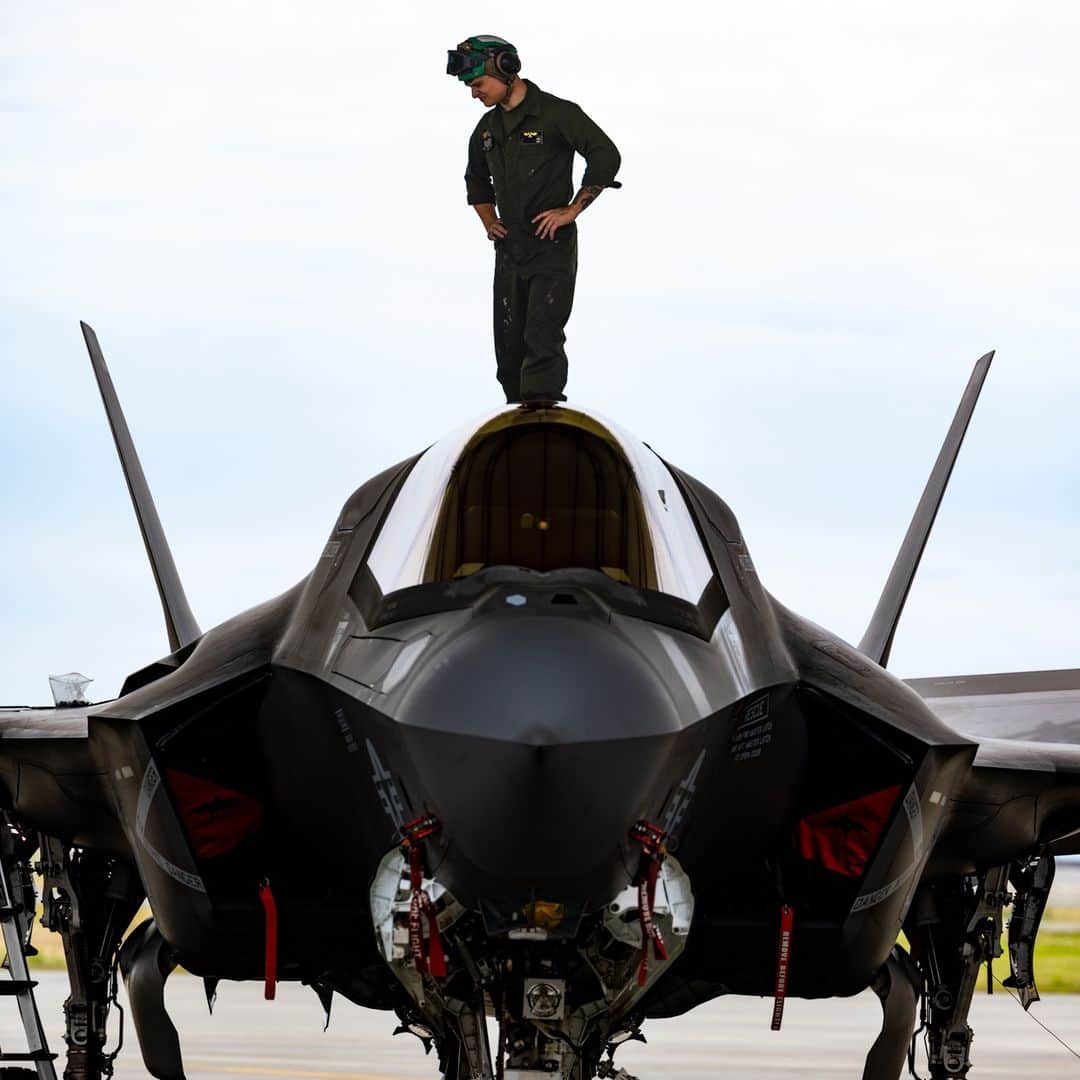 アメリカ海兵隊のインスタグラム：「Ready for Takeoff 🛫  📍Marine Corps Air Station Iwakuni (May 26, 2023)   #Marines with Marine Fighter Attack Squadron 242, Marine Aircraft Group 12, conduct preflight inspections and launch F-35B Lightning II aircraft at @mcasiwakuni.   Marine Aircraft Group 12 squadrons continuously support the @31stmeu to maintain and protect a #FreeAndOpenIndoPacific.   📷 (U.S. Marine Corps photo by Cpl. Isaac Orozco)  #MarineAviation #USMC #Aviation」