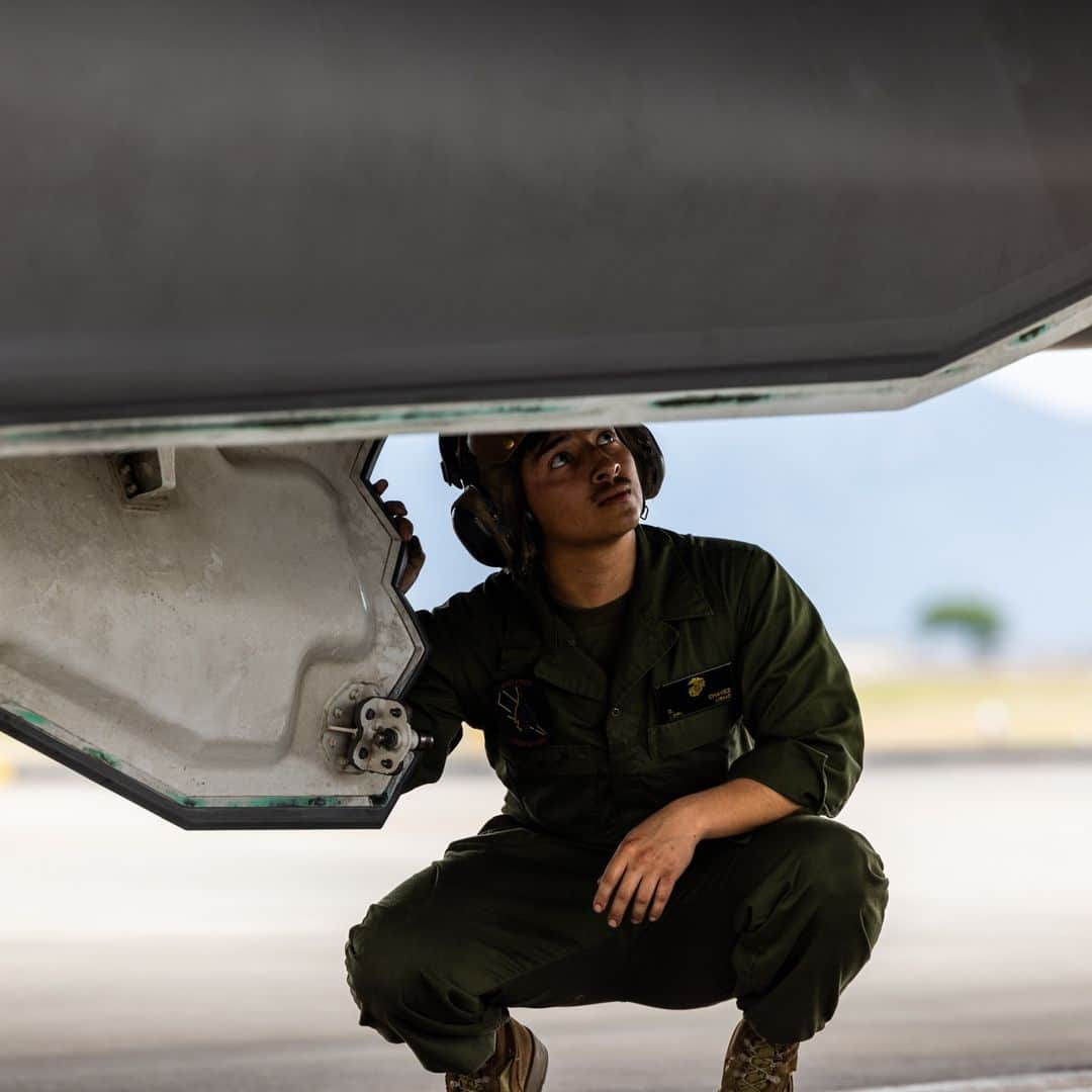 アメリカ海兵隊さんのインスタグラム写真 - (アメリカ海兵隊Instagram)「Ready for Takeoff 🛫  📍Marine Corps Air Station Iwakuni (May 26, 2023)   #Marines with Marine Fighter Attack Squadron 242, Marine Aircraft Group 12, conduct preflight inspections and launch F-35B Lightning II aircraft at @mcasiwakuni.   Marine Aircraft Group 12 squadrons continuously support the @31stmeu to maintain and protect a #FreeAndOpenIndoPacific.   📷 (U.S. Marine Corps photo by Cpl. Isaac Orozco)  #MarineAviation #USMC #Aviation」6月7日 23時28分 - marines