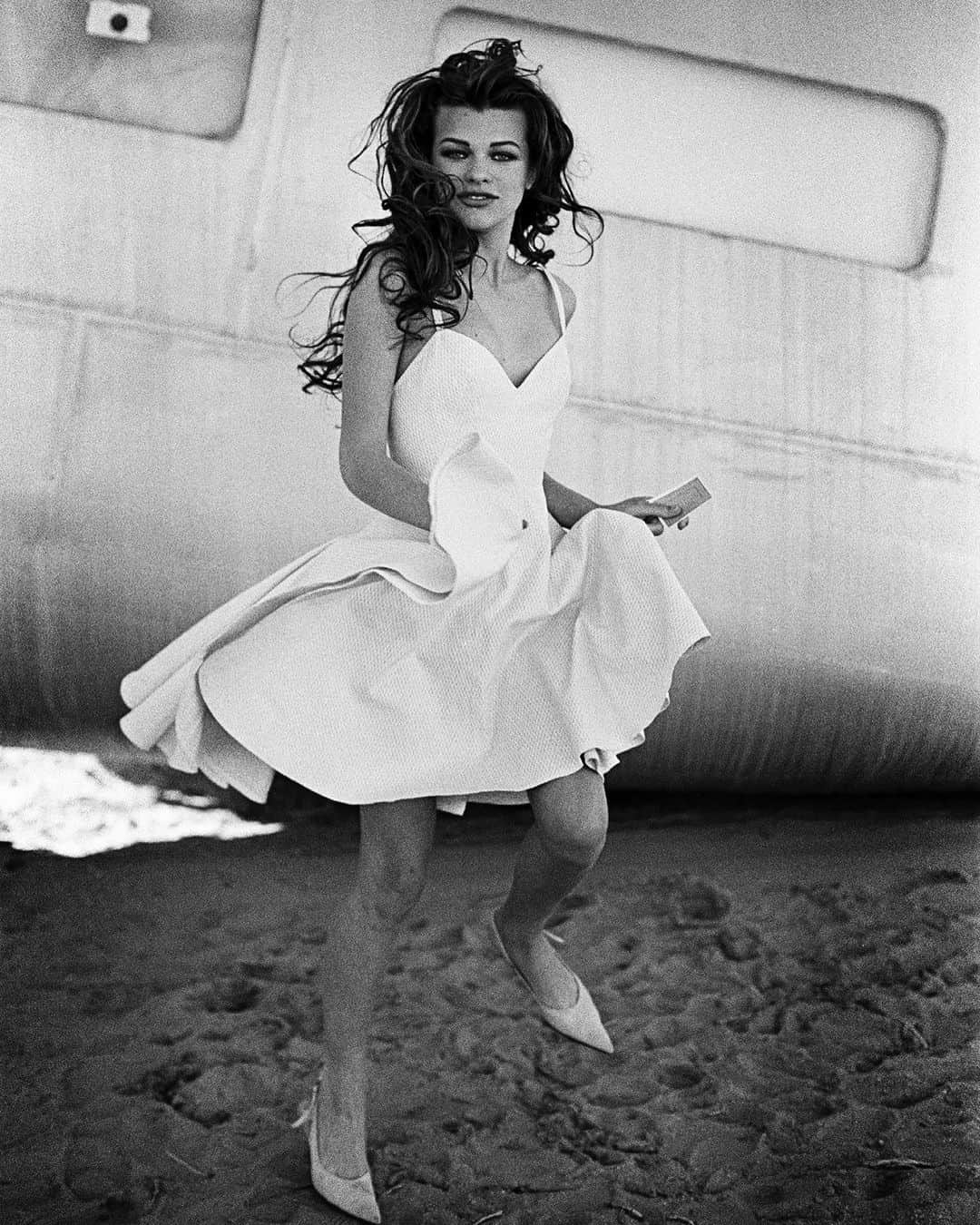 ピーター・リンドバーグさんのインスタグラム写真 - (ピーター・リンドバーグInstagram)「Milla Jovovich, Mojave Desert, California, 1990 #LindberghStories #MillaJovovich #imagesofwomen」6月7日 23時30分 - therealpeterlindbergh