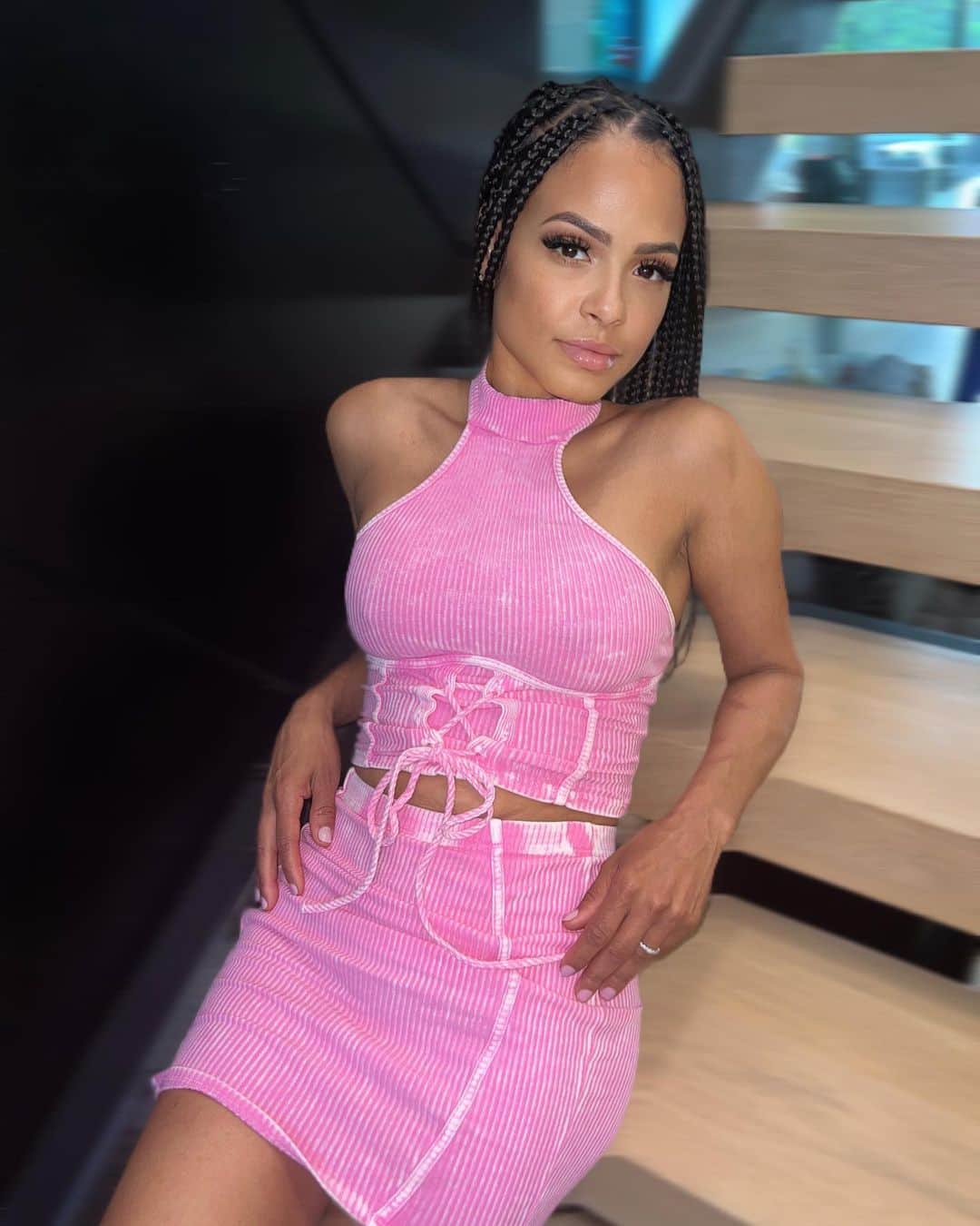 クリスティーナ・ミリアンのインスタグラム：「Starting off my favorite season of the year in my favorite color 💓 @fashionnova  *** *** *** #tickledpink #summerishere #backtobraids」