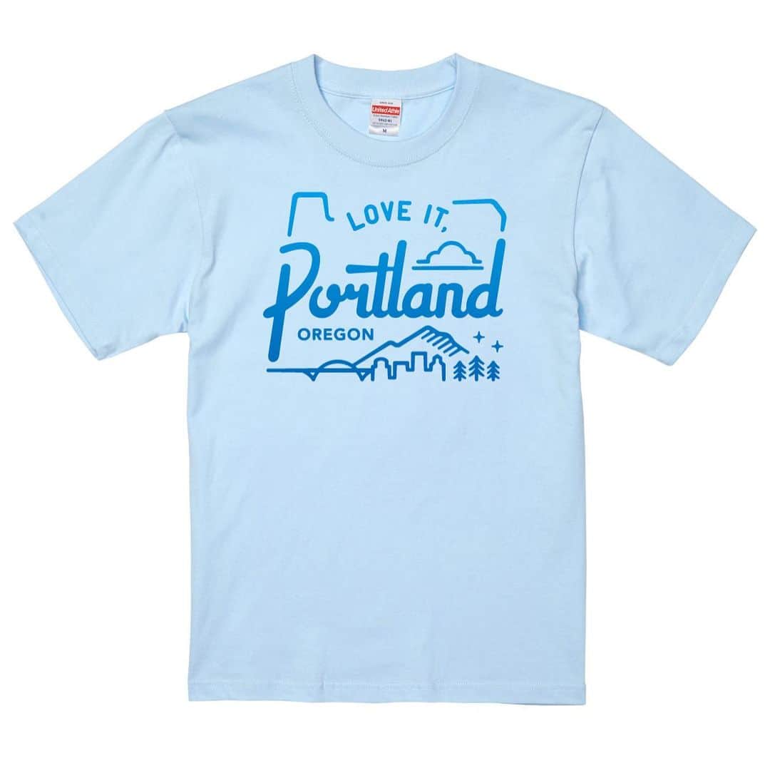小林拓一郎さんのインスタグラム写真 - (小林拓一郎Instagram)「1ヶ月半後に迫った今年の『Love It, Portland-Oregon』ツアー！  今回のTシャツは、「マウント・フッド」と「コロンビア・リバー」に行くので、テーマカラーを「スカイブルー」にしました。  夏のあの爽やかな青空に、白色の雪がうっすら残る「マウント・フッド」、  悩みそのものを流してくれるようなキラキラと青く輝く「コロンビア・リバー」。  どちらに行くにも、ピッタリなカラー。  プリントは、空にそびえ立つイメージと、雄大に水が流れることをイメージして、グラデーションにしました。  ボディは２種類、バニラホワイトとスカイブルー。  そこにこの青のグラデーションのプリントが映えます。  XSからXXLまでサイズは対応可能です。  お値段、３８００円（税込）です。  ツアー参加者の方でなくとも、ご注文いただけますので、気になった方いたら、是非、6月18日（日） までに、DMでご連絡ください！  #portland #oregon #loveitportlandoregon  #ポートランド #オレゴン」6月7日 23時32分 - kobataku33