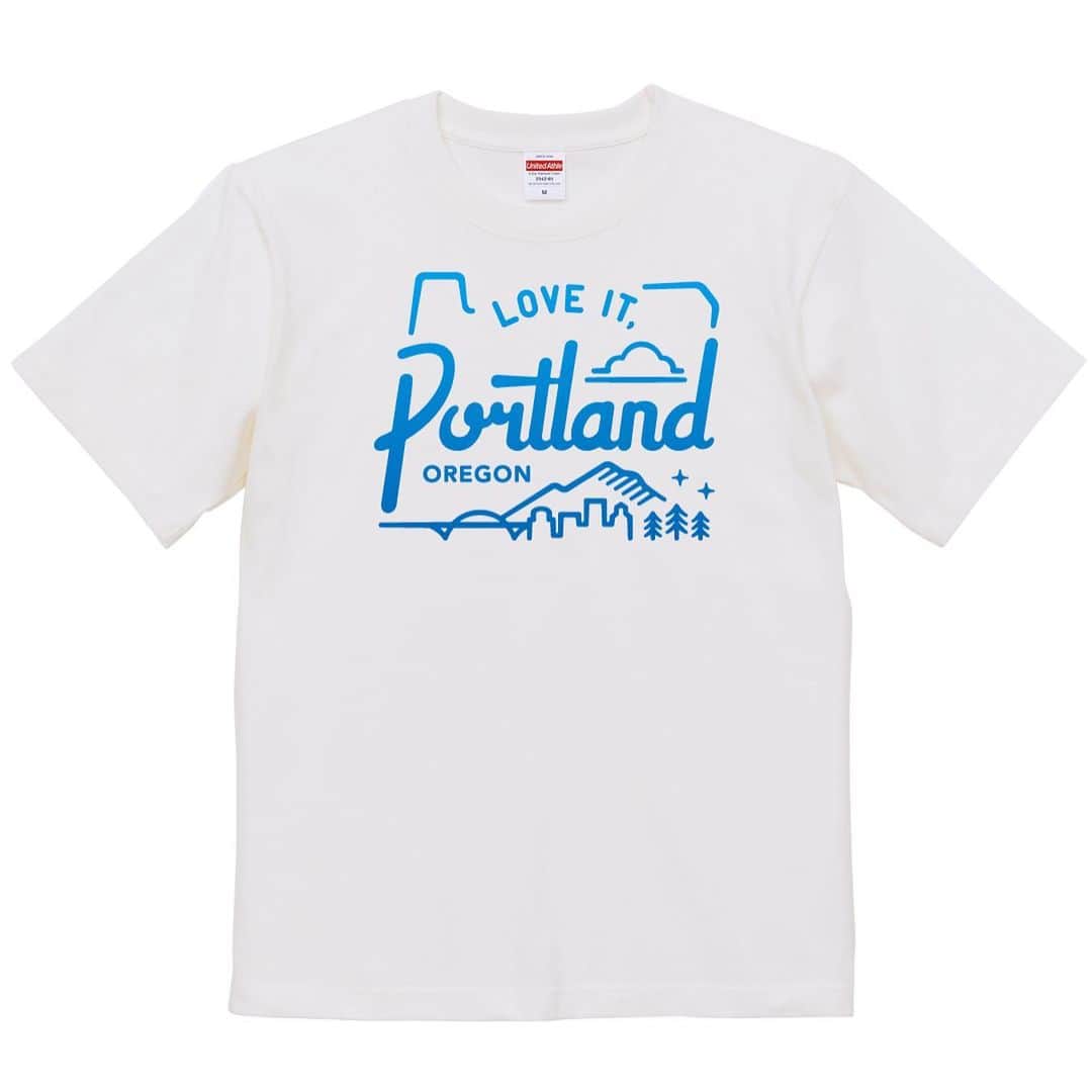 小林拓一郎さんのインスタグラム写真 - (小林拓一郎Instagram)「1ヶ月半後に迫った今年の『Love It, Portland-Oregon』ツアー！  今回のTシャツは、「マウント・フッド」と「コロンビア・リバー」に行くので、テーマカラーを「スカイブルー」にしました。  夏のあの爽やかな青空に、白色の雪がうっすら残る「マウント・フッド」、  悩みそのものを流してくれるようなキラキラと青く輝く「コロンビア・リバー」。  どちらに行くにも、ピッタリなカラー。  プリントは、空にそびえ立つイメージと、雄大に水が流れることをイメージして、グラデーションにしました。  ボディは２種類、バニラホワイトとスカイブルー。  そこにこの青のグラデーションのプリントが映えます。  XSからXXLまでサイズは対応可能です。  お値段、３８００円（税込）です。  ツアー参加者の方でなくとも、ご注文いただけますので、気になった方いたら、是非、6月18日（日） までに、DMでご連絡ください！  #portland #oregon #loveitportlandoregon  #ポートランド #オレゴン」6月7日 23時32分 - kobataku33