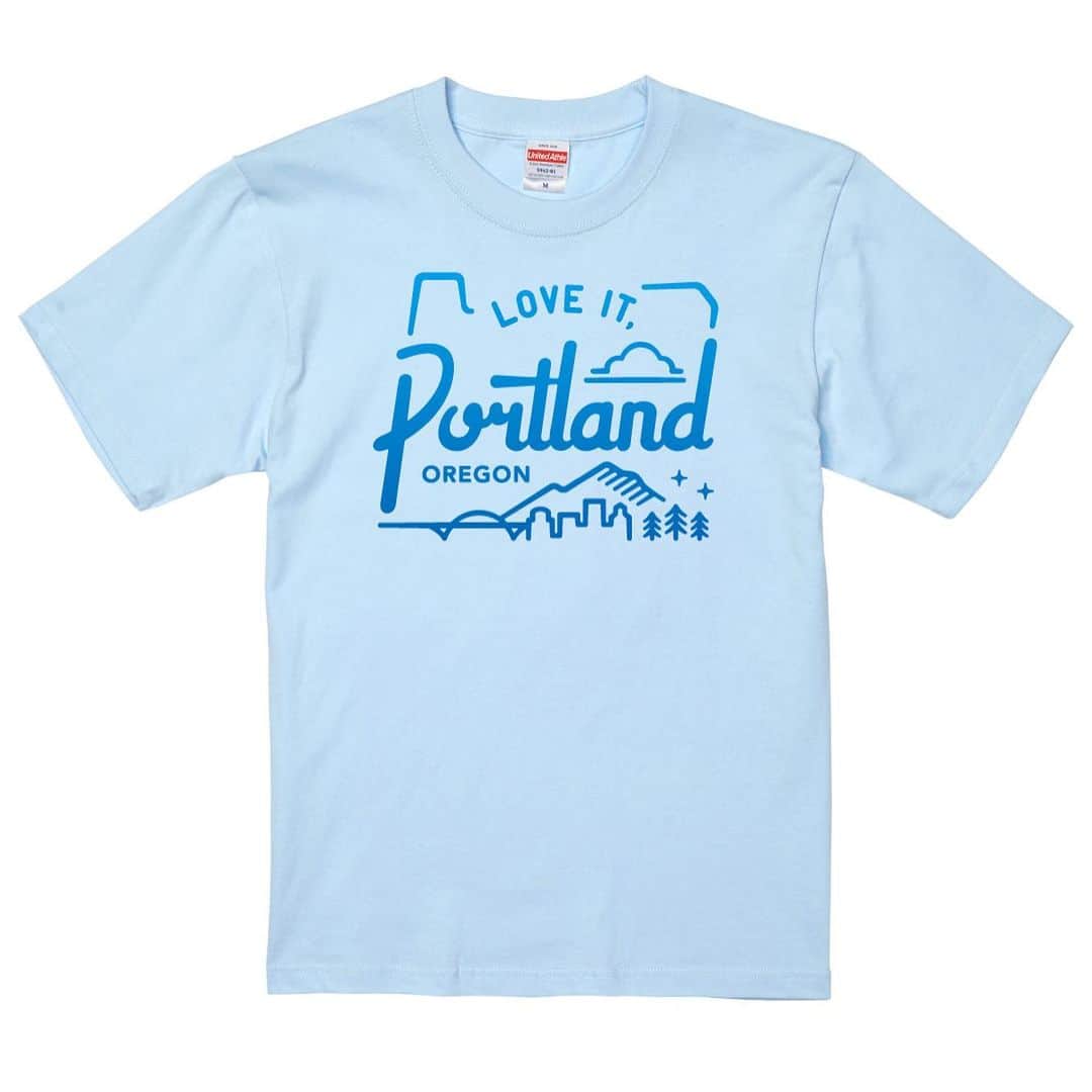 小林拓一郎のインスタグラム：「1ヶ月半後に迫った今年の『Love It, Portland-Oregon』ツアー！  今回のTシャツは、「マウント・フッド」と「コロンビア・リバー」に行くので、テーマカラーを「スカイブルー」にしました。  夏のあの爽やかな青空に、白色の雪がうっすら残る「マウント・フッド」、  悩みそのものを流してくれるようなキラキラと青く輝く「コロンビア・リバー」。  どちらに行くにも、ピッタリなカラー。  プリントは、空にそびえ立つイメージと、雄大に水が流れることをイメージして、グラデーションにしました。  ボディは２種類、バニラホワイトとスカイブルー。  そこにこの青のグラデーションのプリントが映えます。  XSからXXLまでサイズは対応可能です。  お値段、３８００円（税込）です。  ツアー参加者の方でなくとも、ご注文いただけますので、気になった方いたら、是非、6月18日（日） までに、DMでご連絡ください！  #portland #oregon #loveitportlandoregon  #ポートランド #オレゴン」