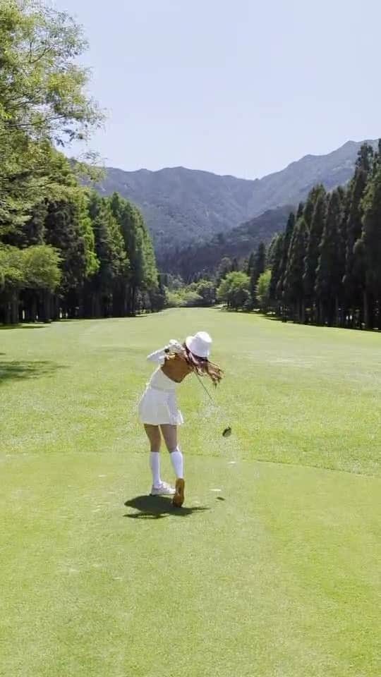 朝風れいのインスタグラム：「🌲⛳️🏌️‍♀️🌲  ドライバー🏌️‍♀️  初めてハーフで回ってから今日で丸3ヶ月。 その時よりは、身体の使い方変わってきた気がする！🧐  けど、スコアは一向に良くならない😇 パターの猛特訓が必要な気がする🥹🥹🥹  #golf #golfwear #resurrection #resurrectiontokyo #golfclub #golfcourse #golfstagram #golflife #thecypressgolfclub #hyogo #japan #ゴルフ #ゴルフ女子 #ゴルフウェア #レザレクション #レザレクショントウキョウ #サイプレスゴルフクラブ #ザサイプレスゴルフクラブ #兵庫県 #いいね #自分で言っちゃった🫢」