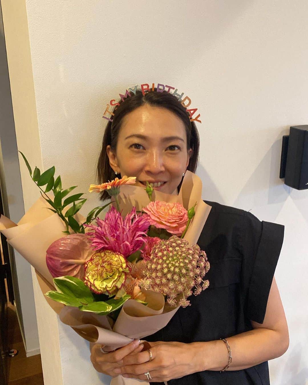 高橋志津奈のインスタグラム：「今日は誕生日だったので家族にお祝いしてもらいました🤭 . 展示会回りしてから帰宅したら次女が可愛いピンクの花束をくれて、平日なのに夜ご飯作らなくて済むとか最高✨ . で、帰宅したら長女が花束とプレゼントを持って待っててくれてびっくりした❤︎ . 息子は守護神と書いてあるお守りをくれました🤭 . 誕生日だけど子供の成長を感じれて嬉しかったな🤭🤭🤭 . 生きてれば色々あるけど、これでまた頑張れそう🤭 . Thank you! #誕生日#子供の成長#知らないうちに大きくなってる#宝物#美味しかった#familyday」