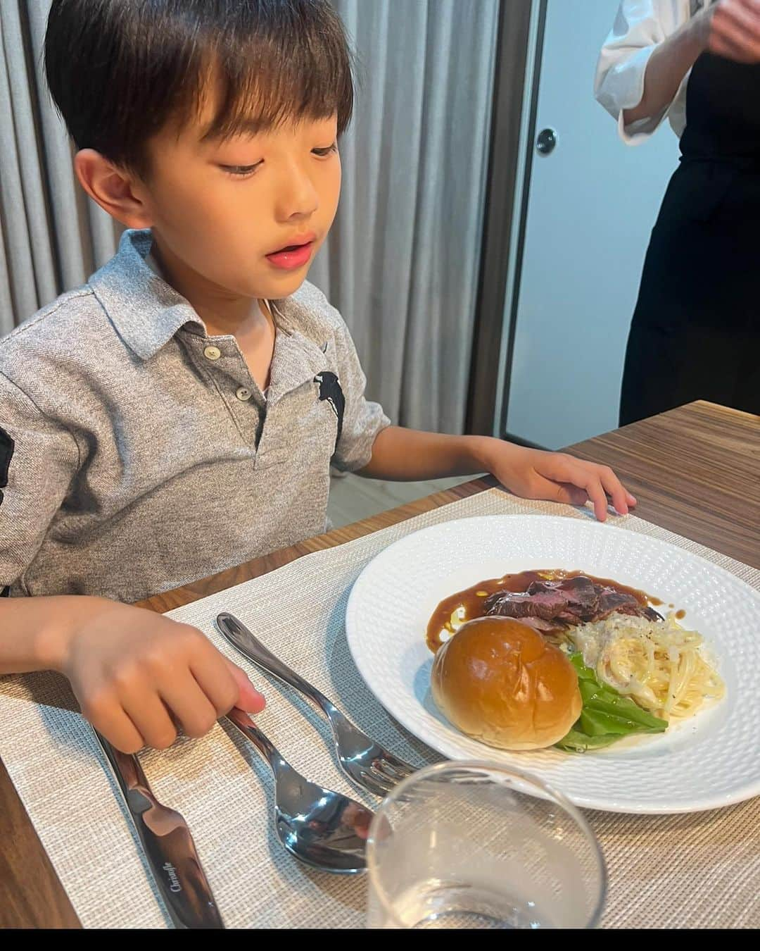 亀恭子さんのインスタグラム写真 - (亀恭子Instagram)「長男、8歳になりました。  平日ど真ん中なので、 出張シェフをお願いしてお家dinnerでお祝い。  ３人兄弟の一番上。 いやでもしっかり者になるポジション。 弟妹のお世話を手伝ってくれたり、遊び相手になってくれたり、 時には騒いでる横でやることやらなきゃで、一人必死に集中したり、  今朝、 ふつ〜の朝食をトレイで運びながらhappy birthdayを歌ったら 大爆笑。 dinner後に、 お祝いのケーキを運びながら今度こそ本番のhappy birthdayを歌ったら すごくすごく嬉しそうで。  実年齢よりもなんか落ち着いてる感じがするのはきっと気のせいで、 やっぱりまだまだ可愛い、そして甘えたい8歳なんだなと。  家族の中できっと一番しっかり者で優しくて、 気遣いの人 長男。  ちなみに次男は 下準備をするシェフの横に椅子を運んできて、随分楽しそうにベラベラ話しかけてました。  そして長女は happy birthday dear… の後に自分の名前を言って自分で喜んで、デザートのフルーツをモリモリ食べてました。  それぞれのキャラがあって、見ていて飽きないw  お誕生日おめでとう！！ BIG LOVE♡  お料理は、 @happyfukuzaki さん☺︎ 次男とすっかり仲良しw  転スラのケーキは、 いつもの @marinehouse_yourstorycake ☺︎  #june7 #myson #mylove #8thbirthday #❤︎」6月7日 23時49分 - kame_kyo